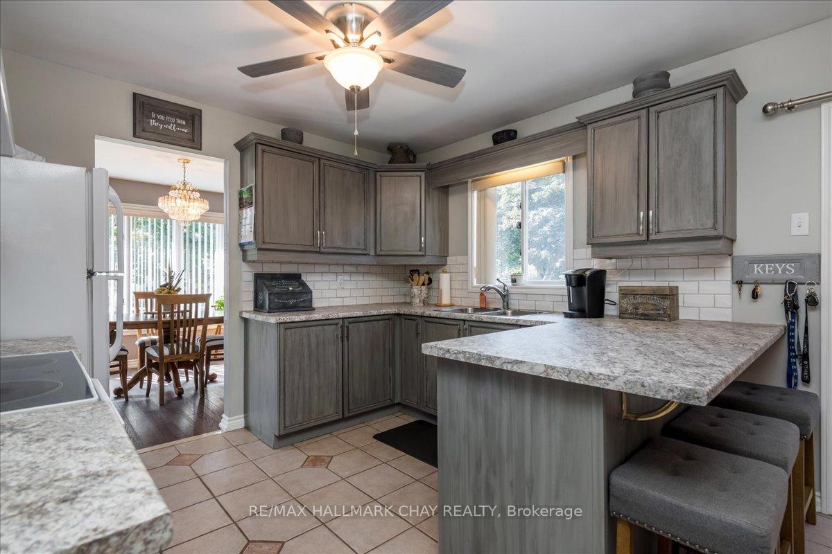Photo 13 of 114 Chieftain Crescent, Barrie, Allandale Heights — HOMEH
