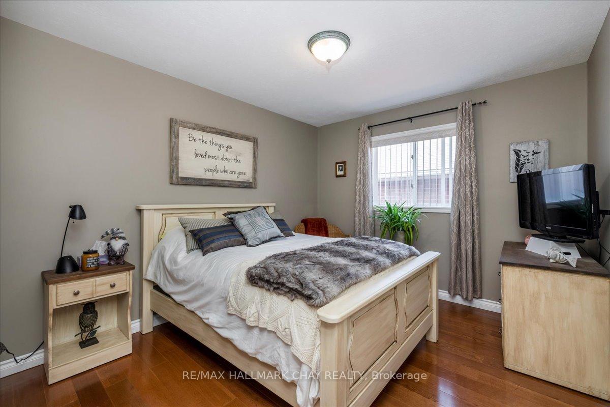 Photo 14 of 114 Chieftain Crescent, Barrie, Allandale Heights — HOMEH