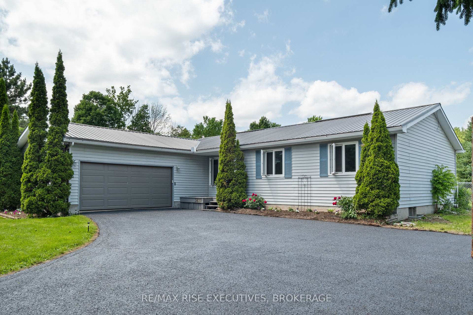 Photo 1 of 3810 Maple Crest Court, Frontenac, Frontenac South — HOMEH