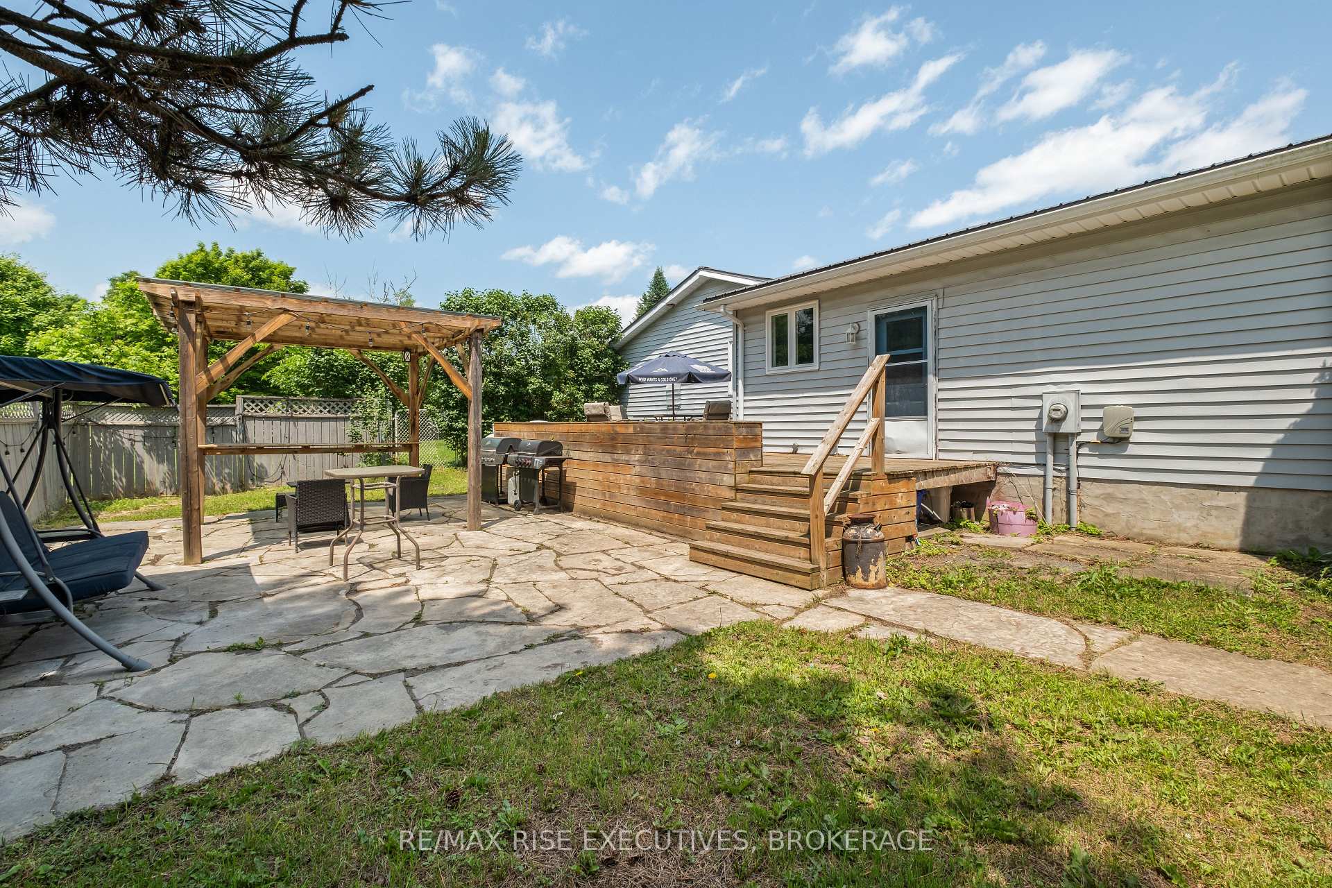Photo 8 of 3810 Maple Crest Court, Frontenac, Frontenac South — HOMEH