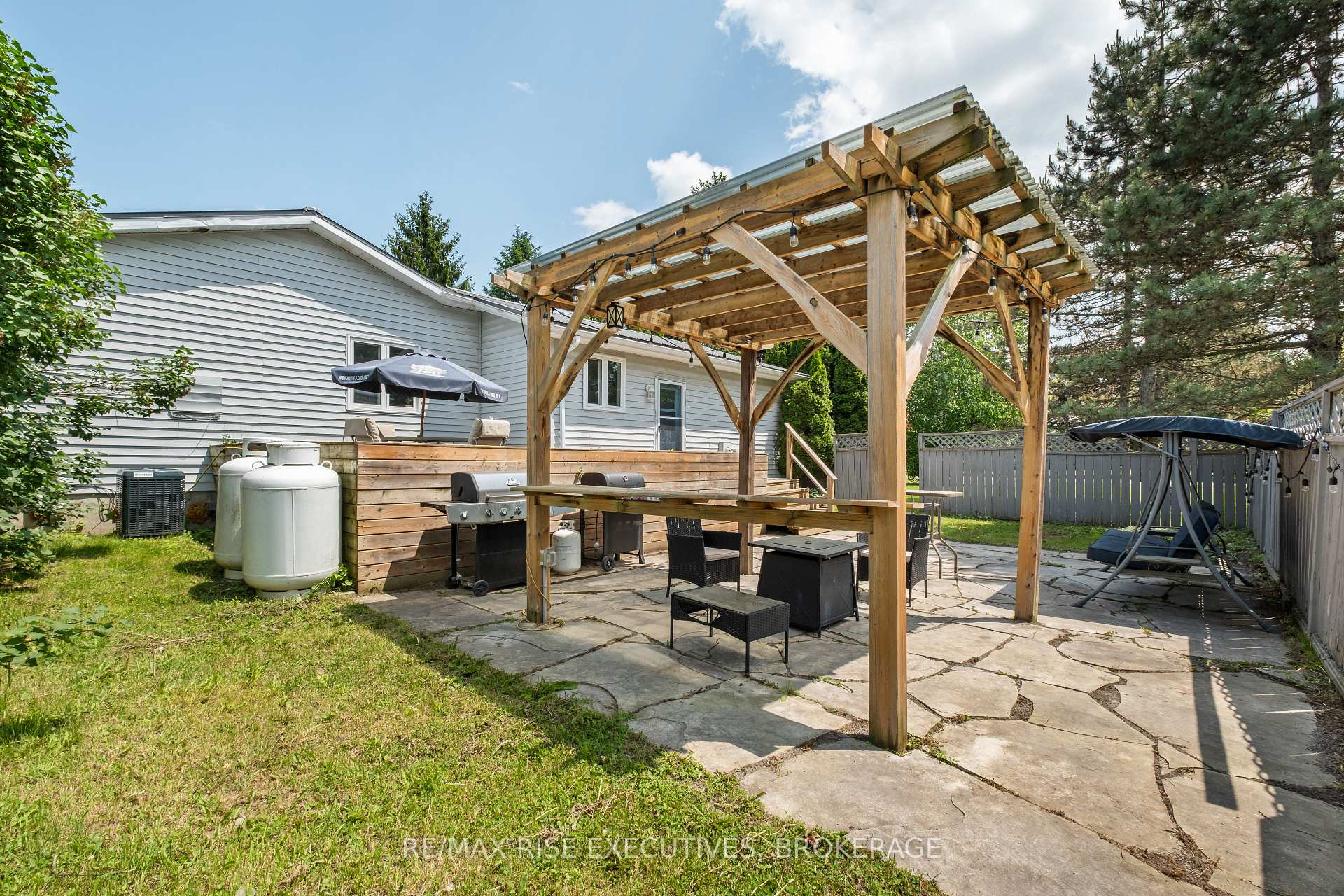 Photo 5 of 3810 Maple Crest Court, Frontenac, Frontenac South — HOMEH