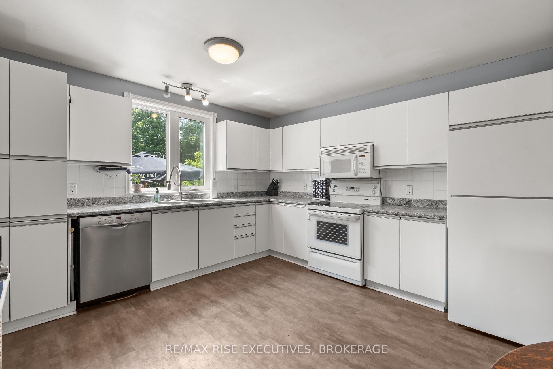 Photo 2 of 3810 Maple Crest Court, Frontenac, Frontenac South — HOMEH