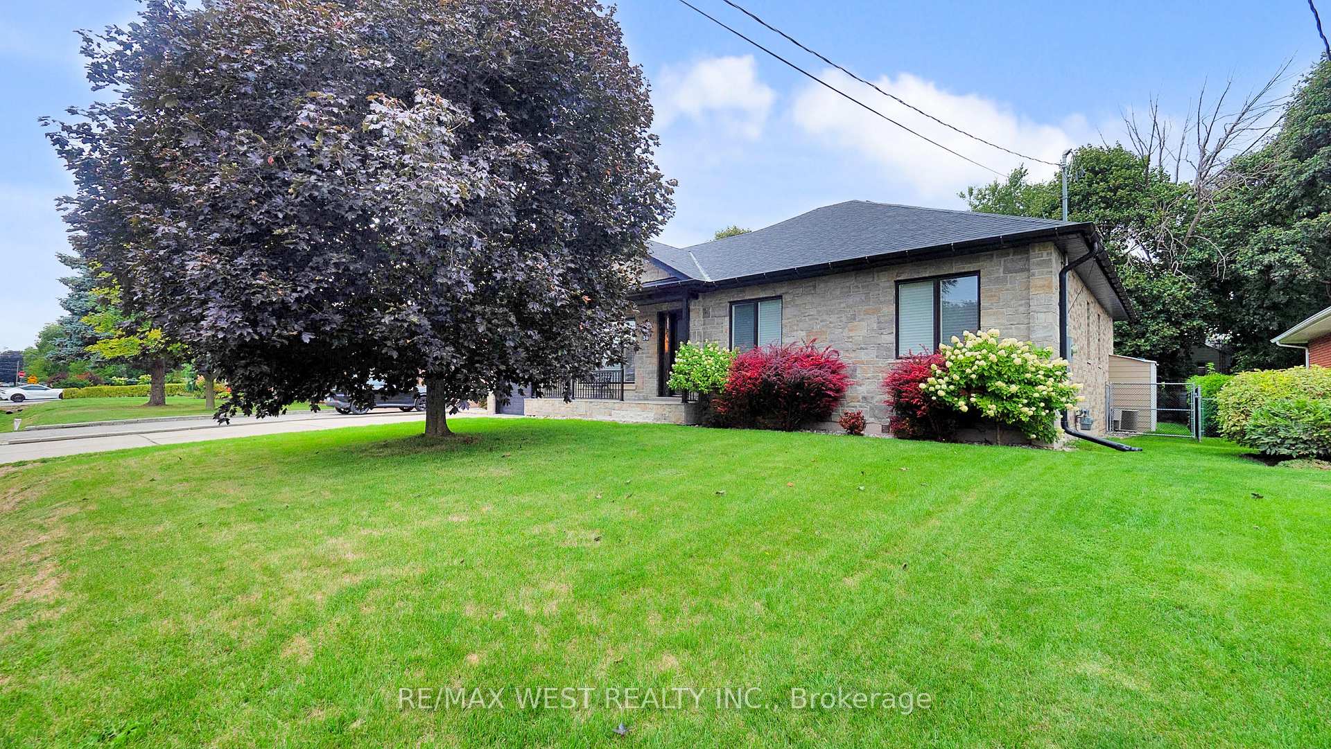 Photo 2 of 30 Goodman Crescent, Vaughan, Maple — HOMEH