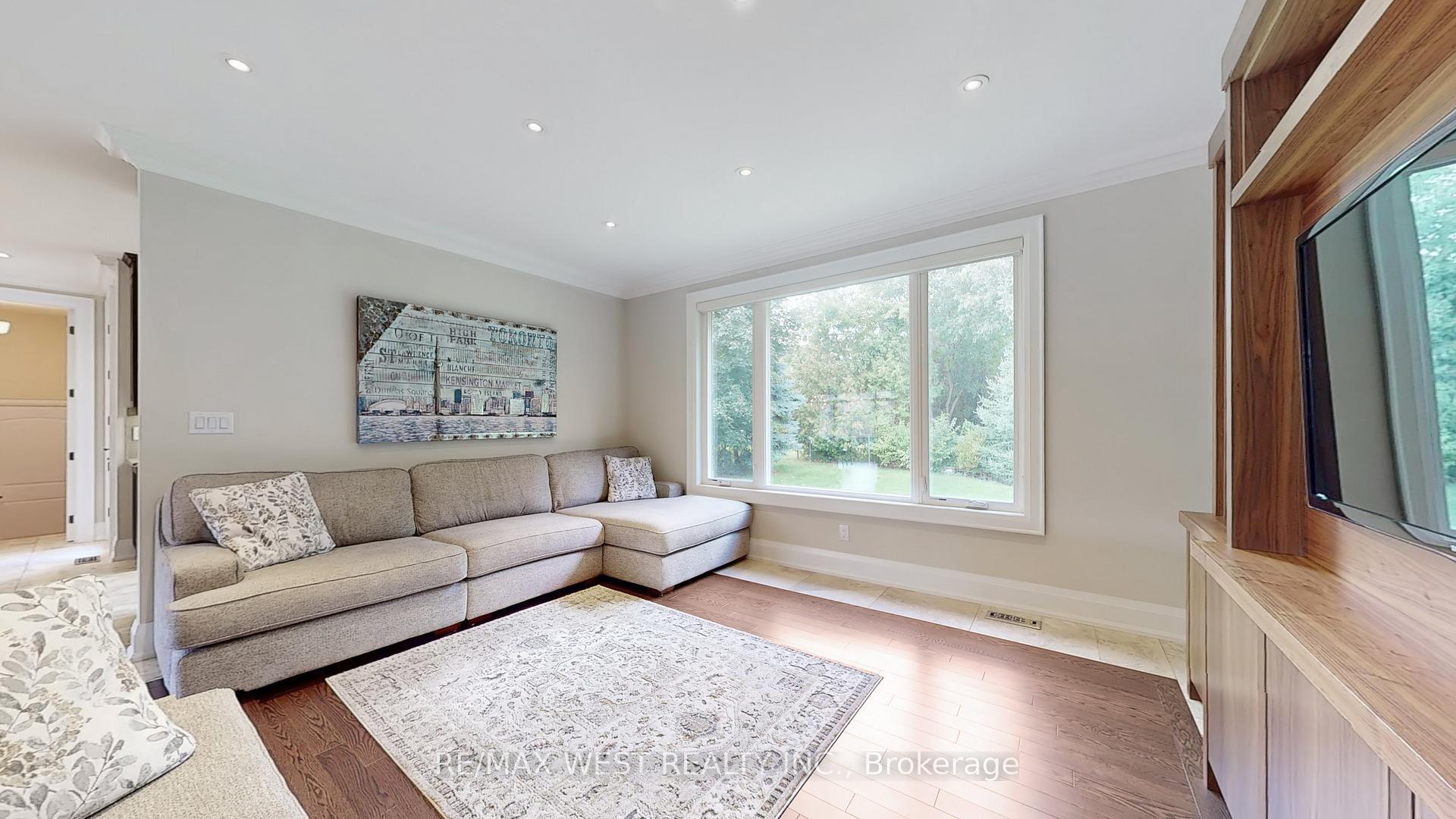 Photo 3 of 30 Goodman Crescent, Vaughan, Maple — HOMEH