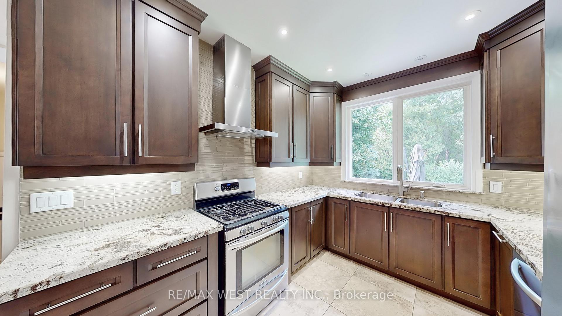 Photo 4 of 30 Goodman Crescent, Vaughan, Maple — HOMEH