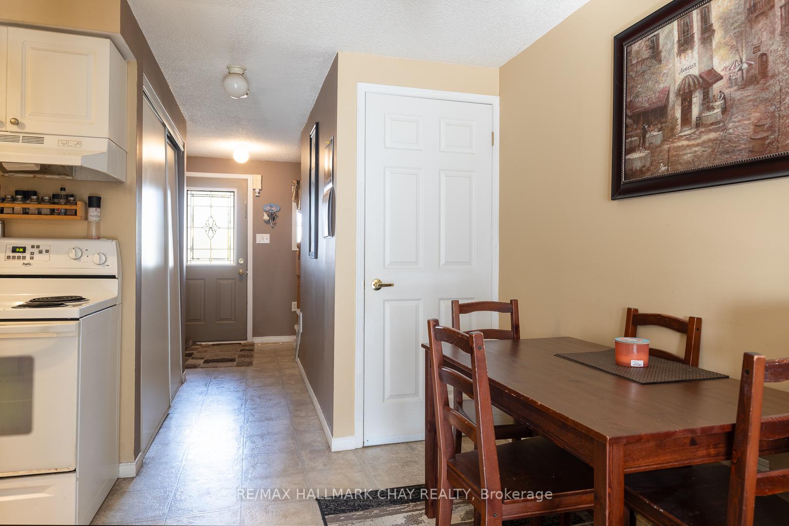 Photo 11 of 17 Majesty Boulevard, Barrie, Innis-Shore — HOMEH