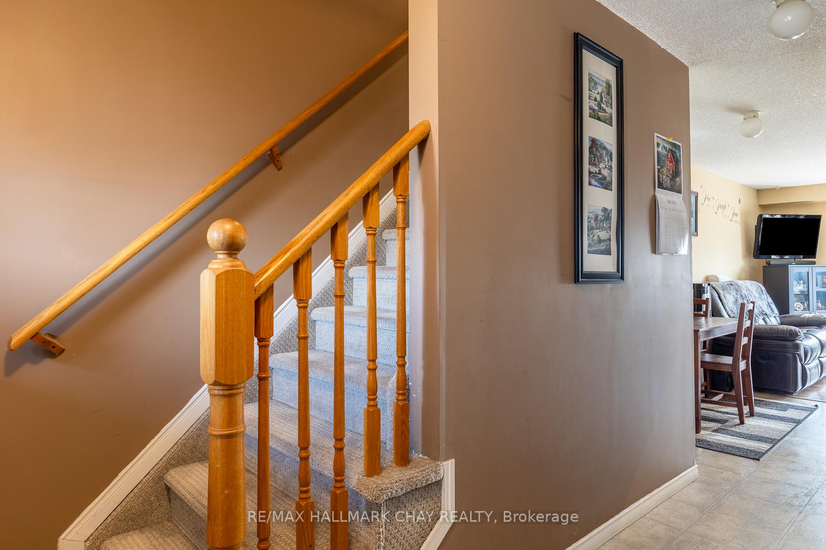 Photo 7 of 17 Majesty Boulevard, Barrie, Innis-Shore — HOMEH