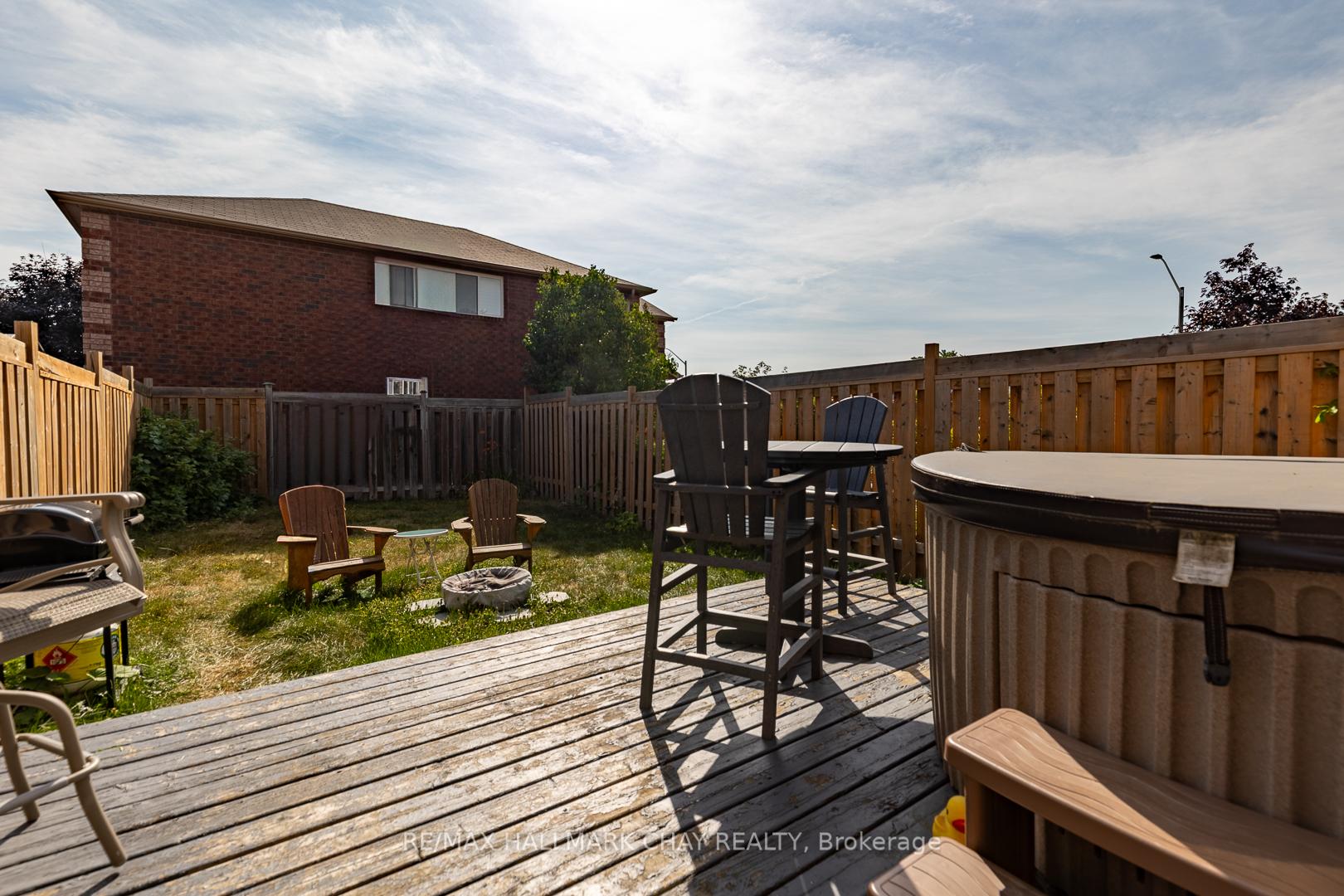 Photo 5 of 17 Majesty Boulevard, Barrie, Innis-Shore — HOMEH