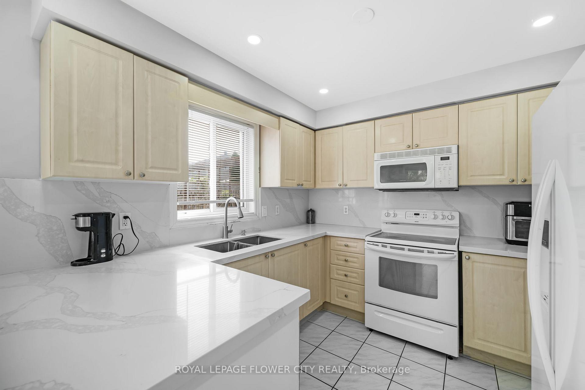 Photo 29 of 4 Stephanie Lane, Barrie, Painswick South — HOMEH