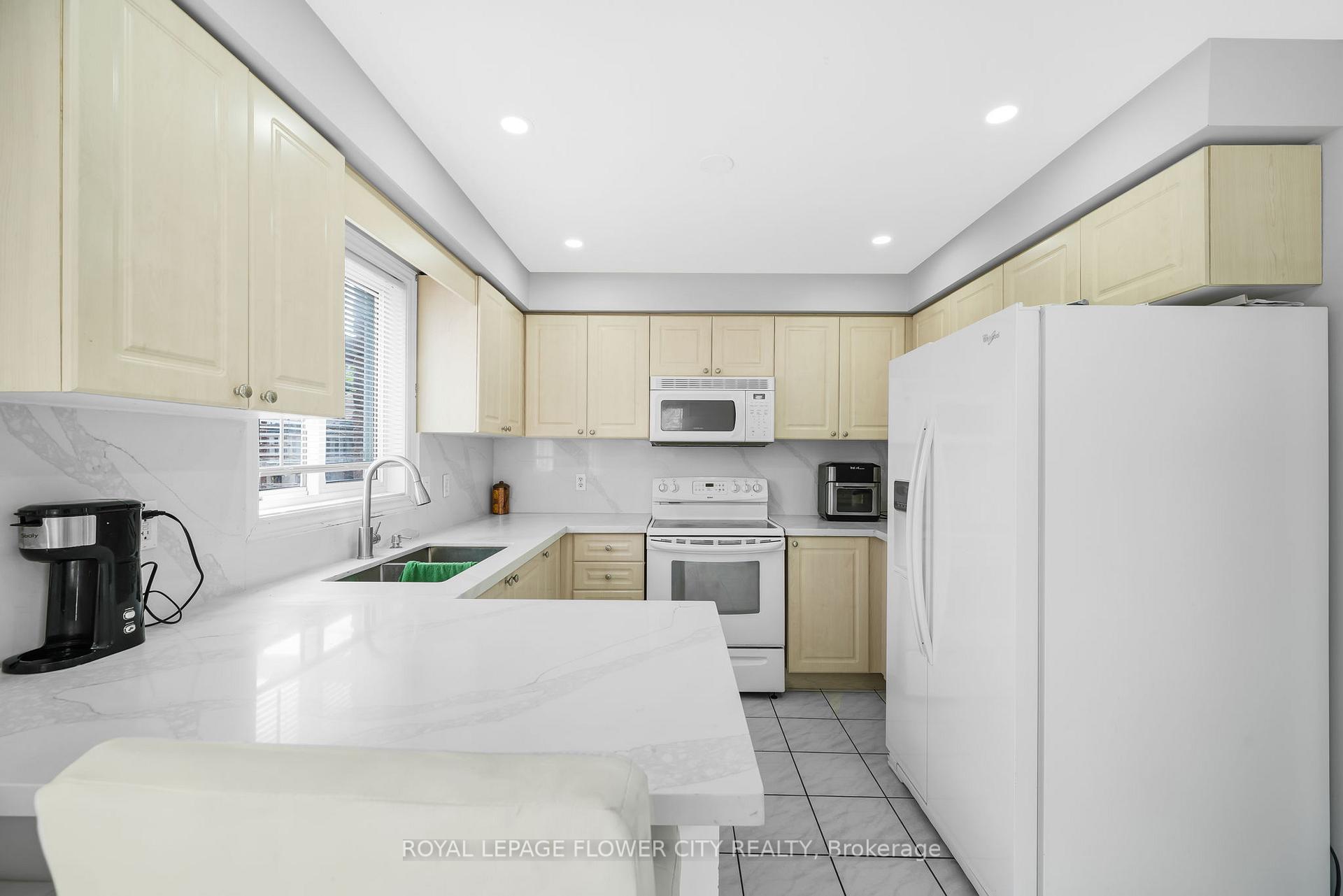 Photo 8 of 4 Stephanie Lane, Barrie, Painswick South — HOMEH