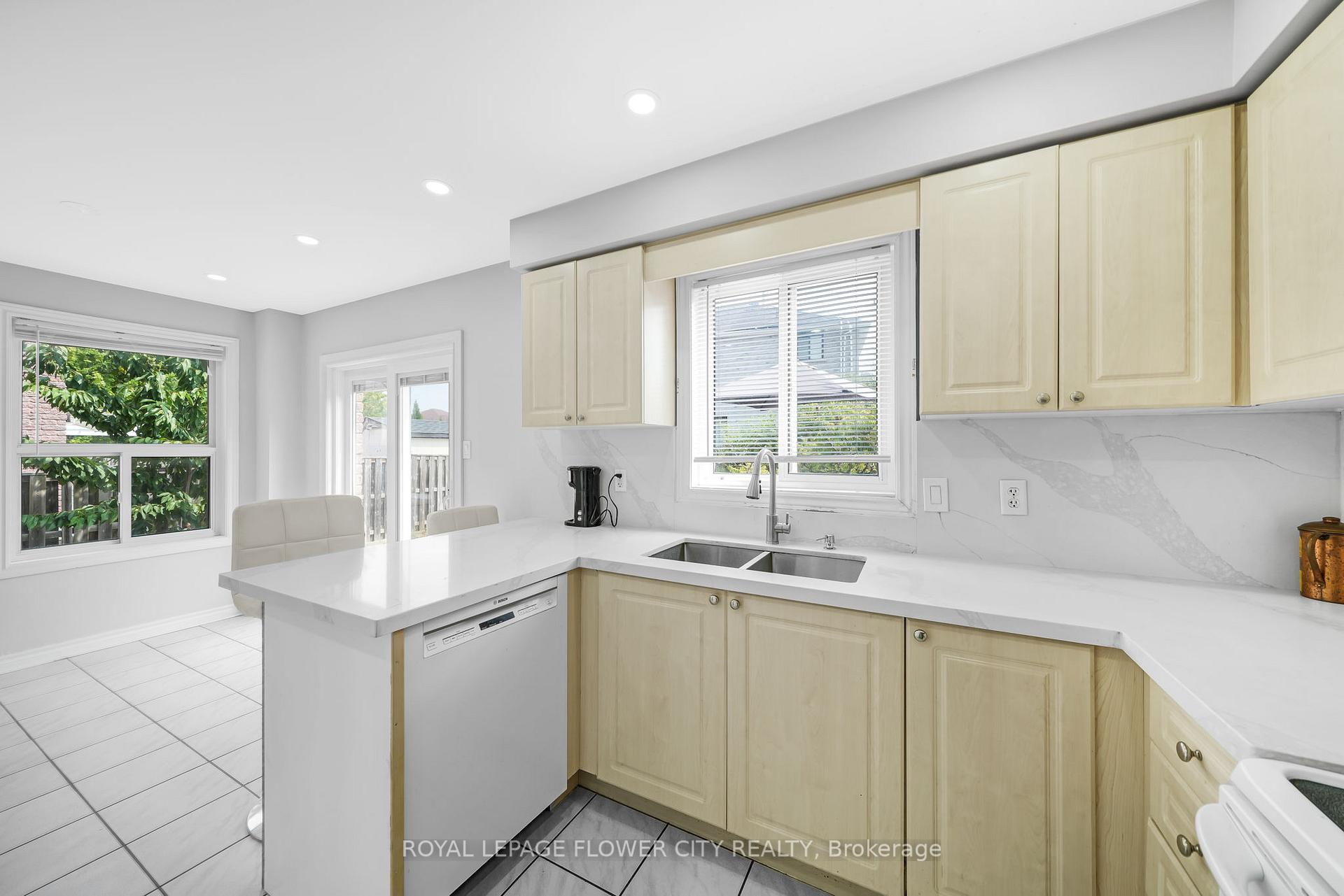 Photo 11 of 4 Stephanie Lane, Barrie, Painswick South — HOMEH