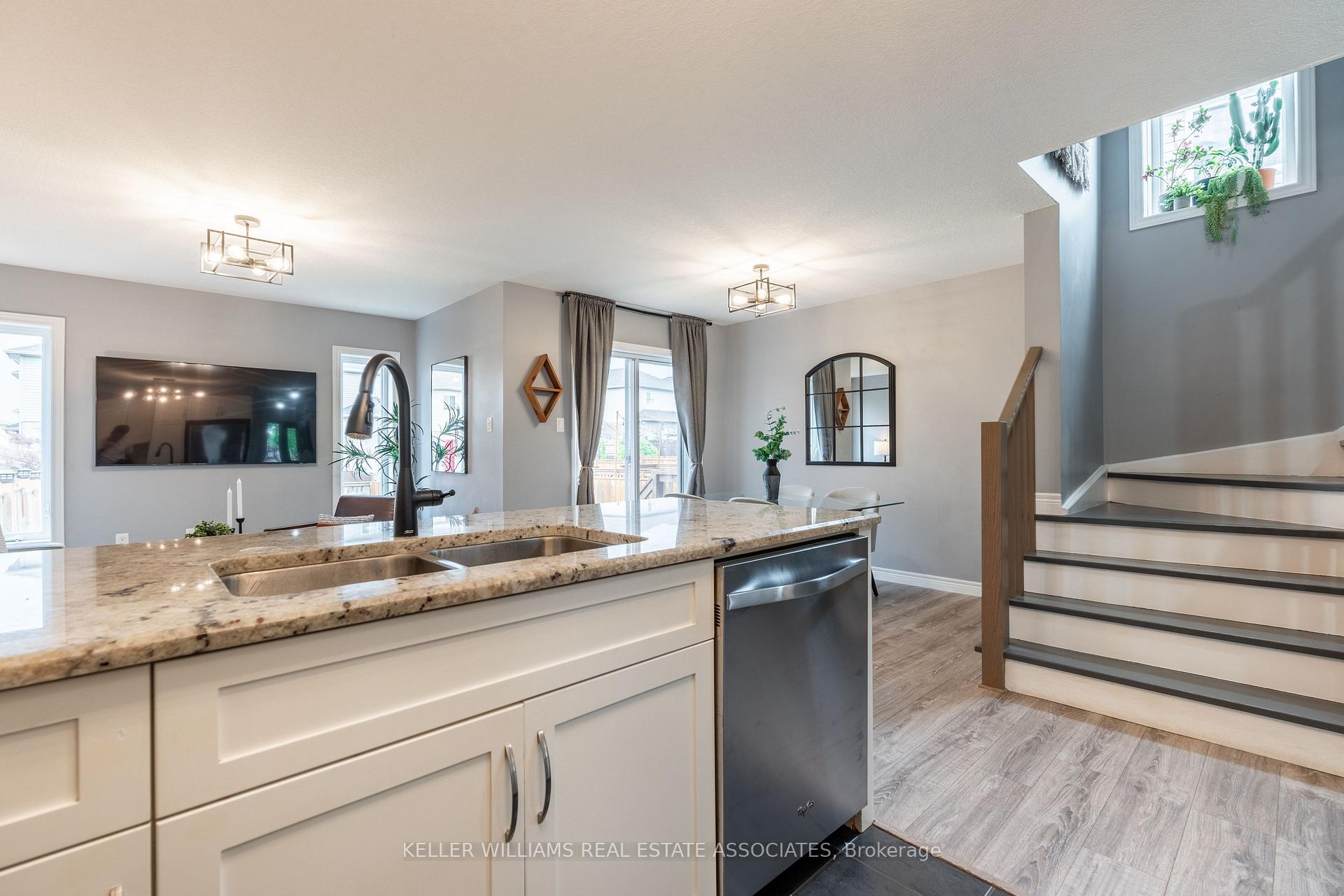 Photo 8 of 40 Drone Crescent, Guelph, Willow West/Sugarbush/West Acres — HOMEH
