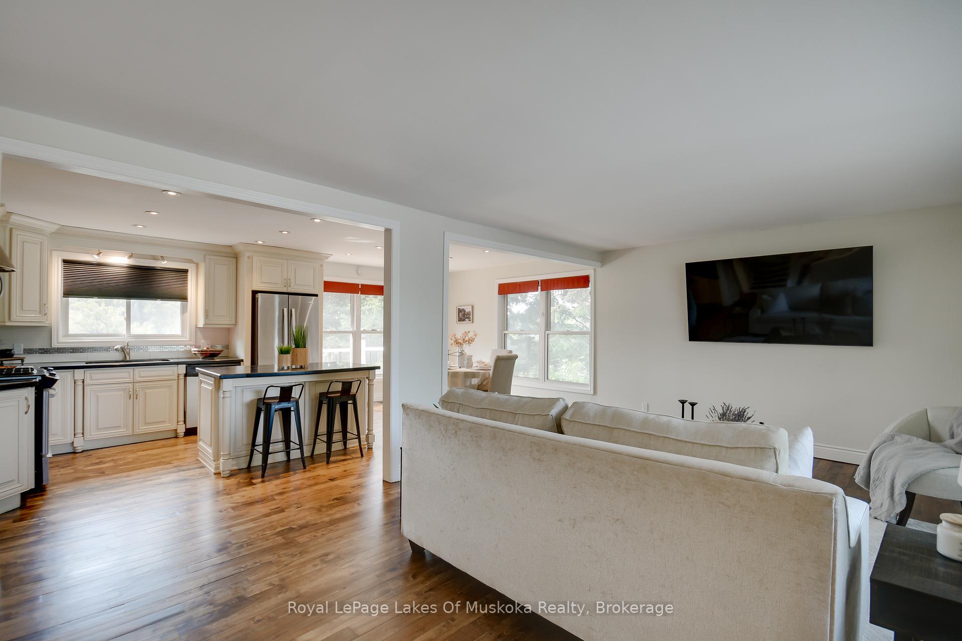 Photo 4 of 30 Taylor Road, Bracebridge, Macaulay — HOMEH
