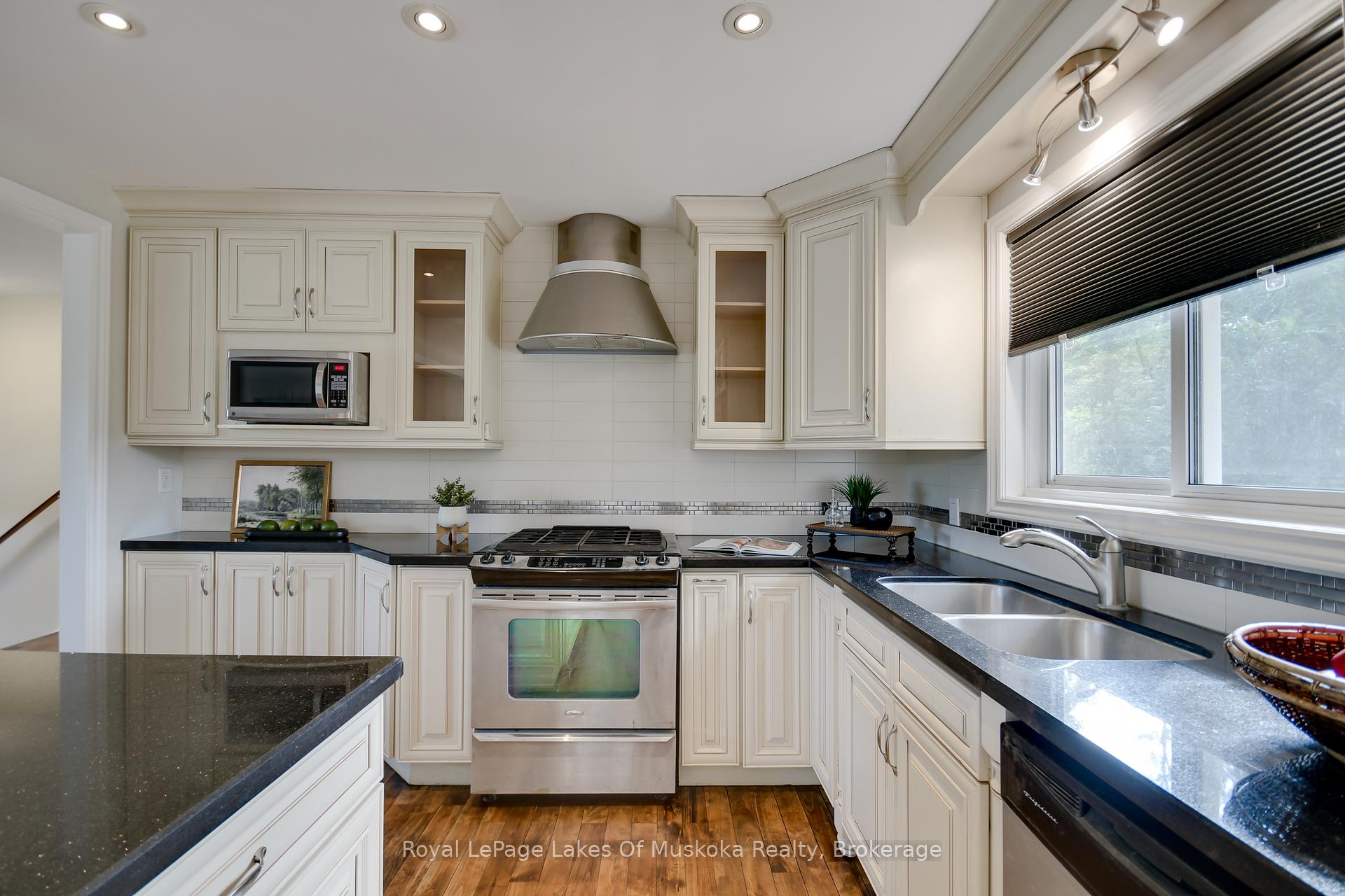 Photo 10 of 30 Taylor Road, Bracebridge, Macaulay — HOMEH