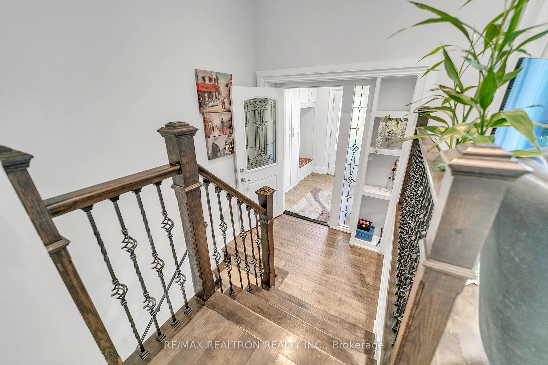 Photo 4 of 41 Tecumseh Drive, Aurora, Aurora Heights — HOMEH