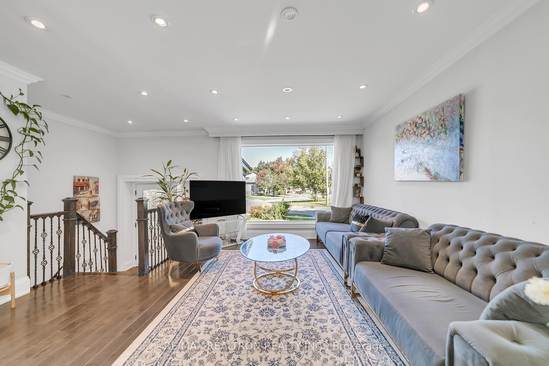 Photo 6 of 41 Tecumseh Drive, Aurora, Aurora Heights — HOMEH