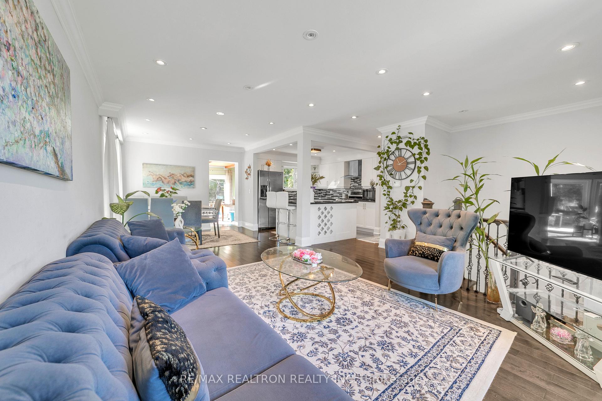 Photo 7 of 41 Tecumseh Drive, Aurora, Aurora Heights — HOMEH