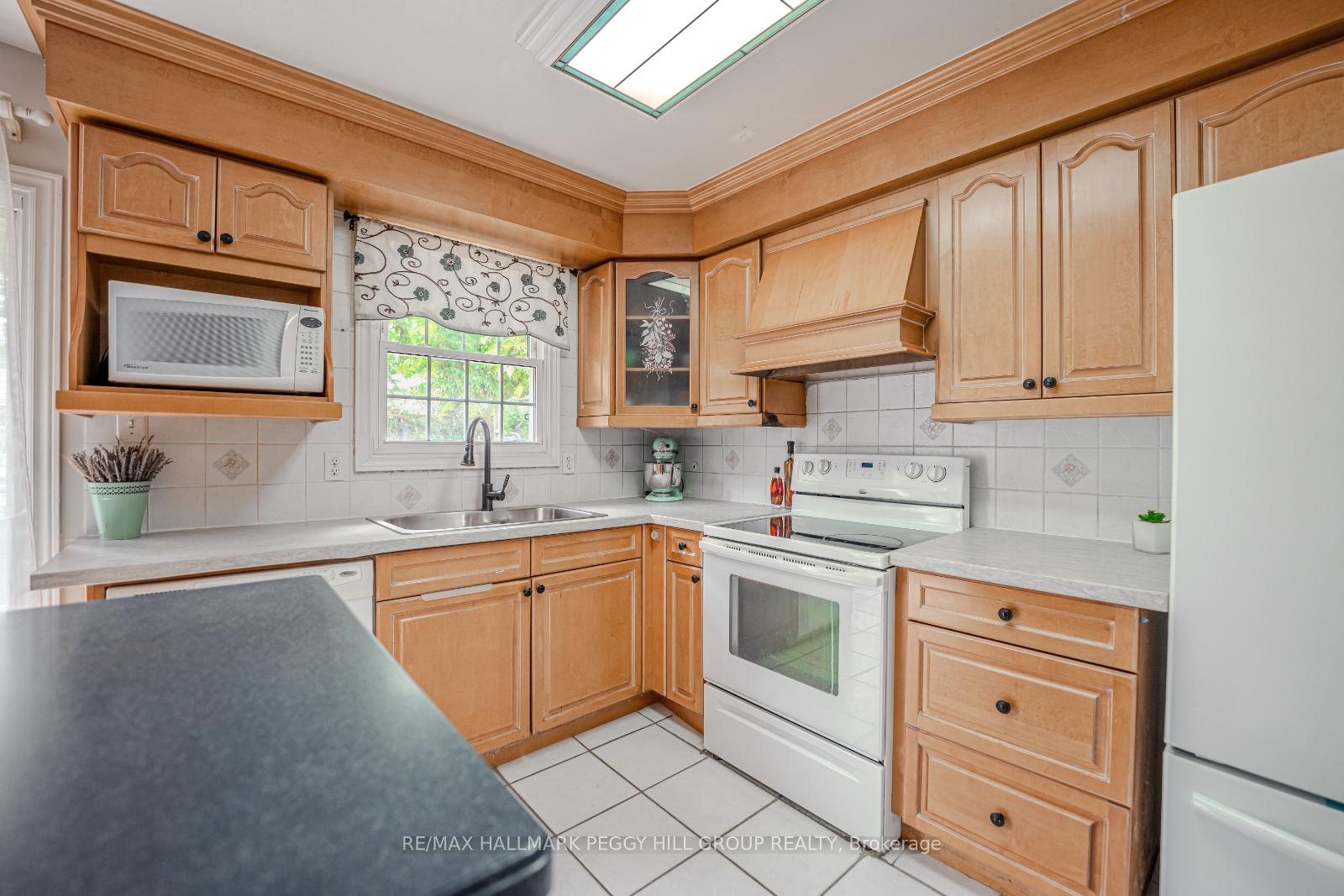 Photo 3 of 9 Oriole Court, Barrie, Cundles East — HOMEH