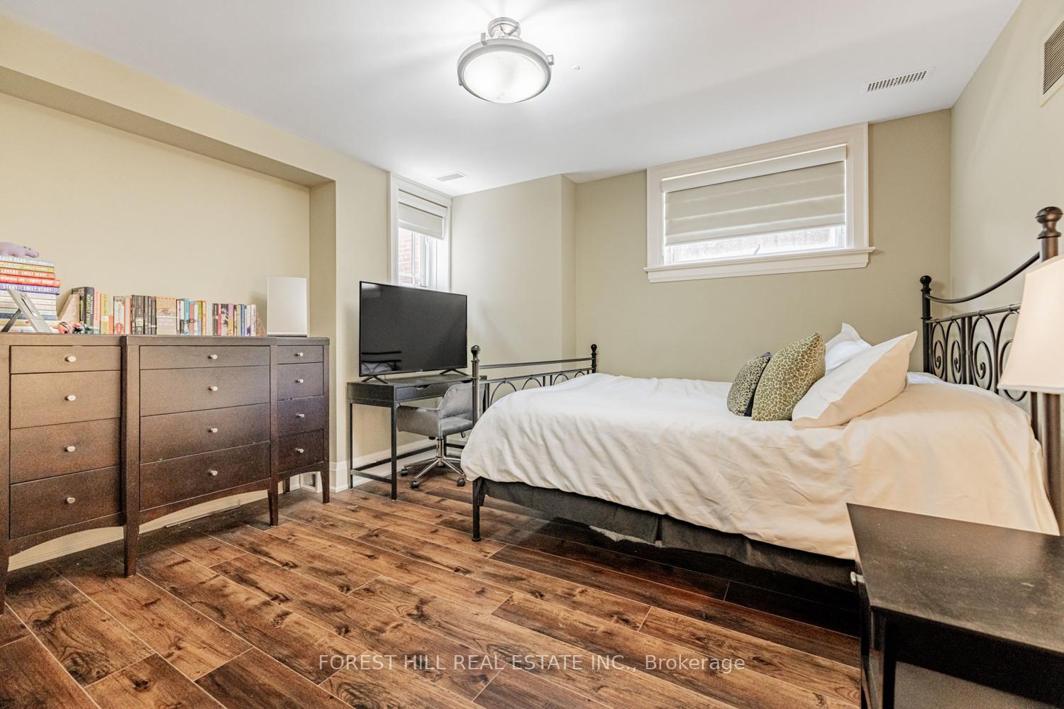 Photo 23 of 35 Sheldrake Boulevard, Toronto, Mount Pleasant East — HOMEH