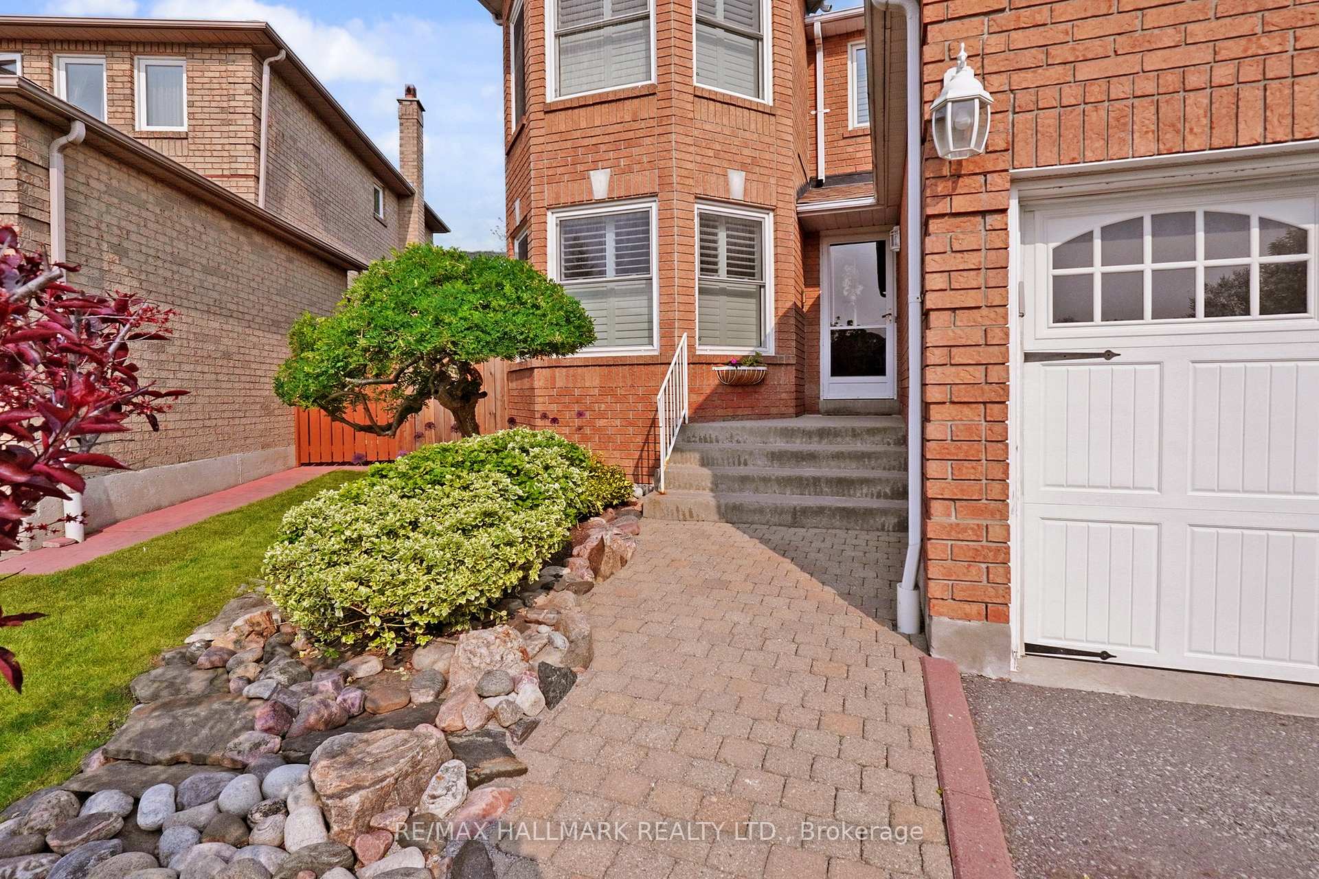 Photo 2 of 8 Stearns Court, Ajax, Central West — HOMEH