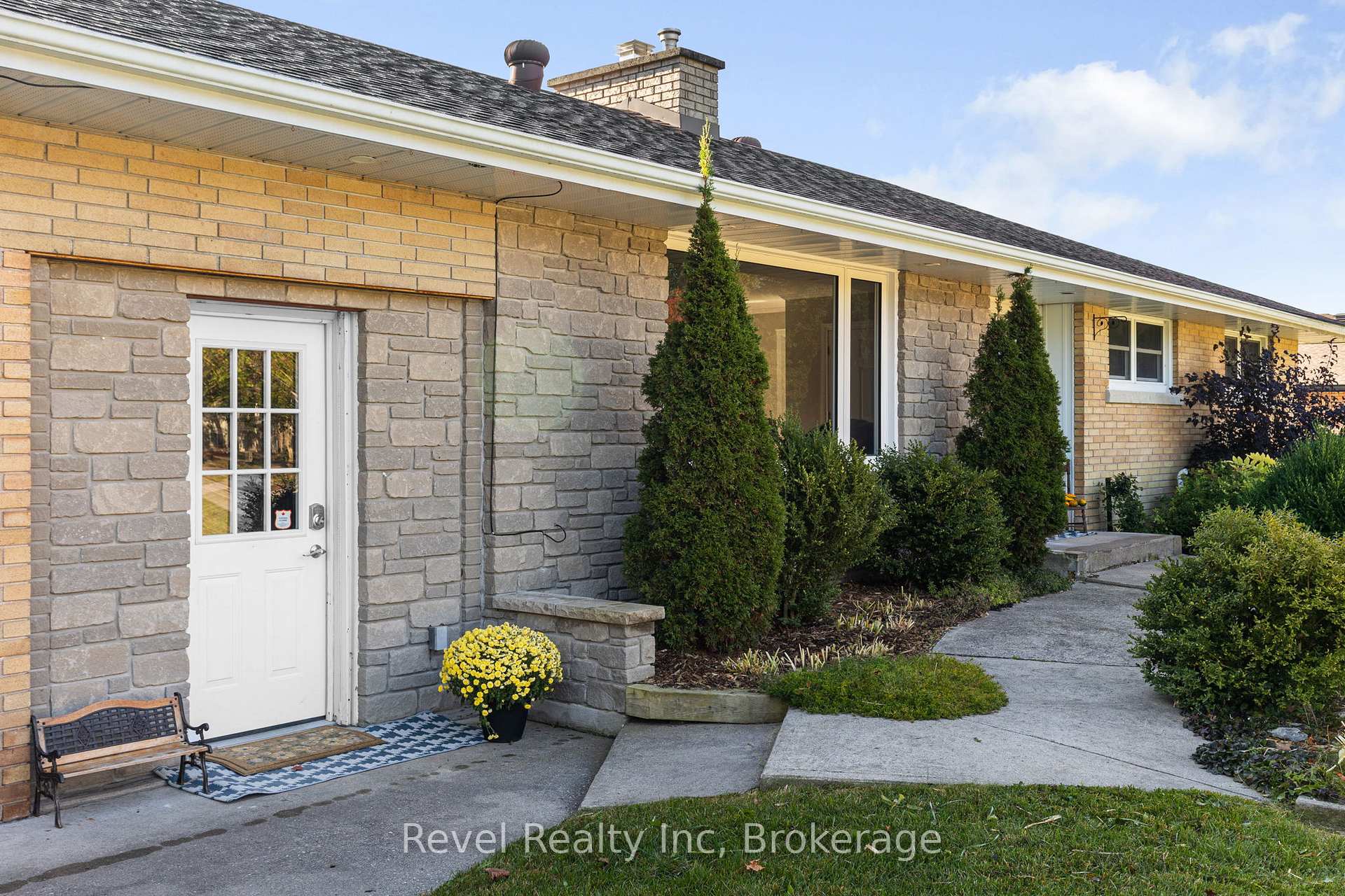 Photo 1 of 21 John Street, Springwater, Elmvale — HOMEH