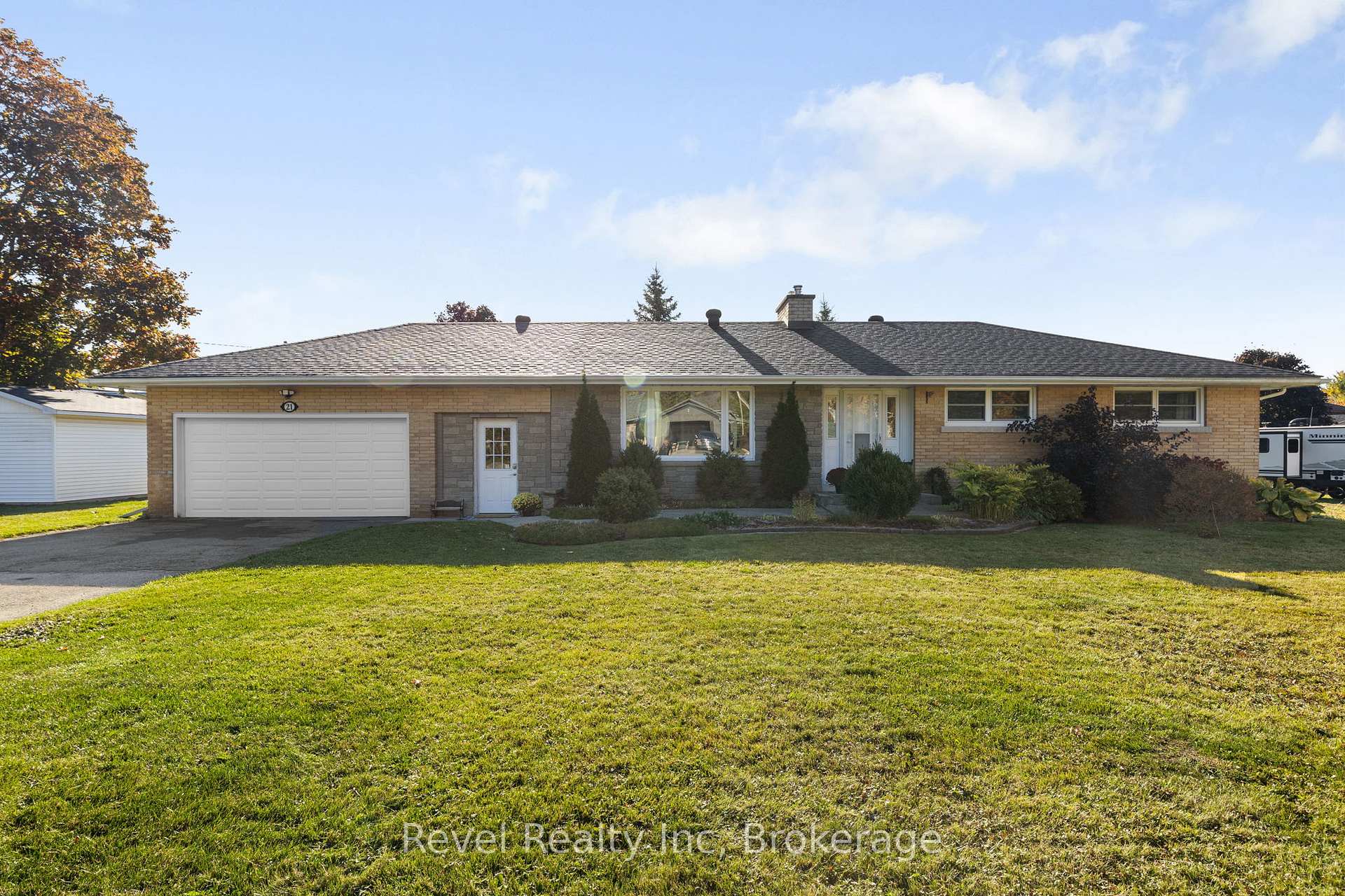 Photo 4 of 21 John Street, Springwater, Elmvale — HOMEH