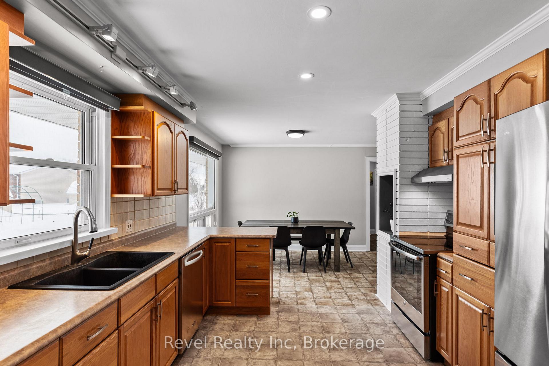 Photo 5 of 21 John Street, Springwater, Elmvale — HOMEH