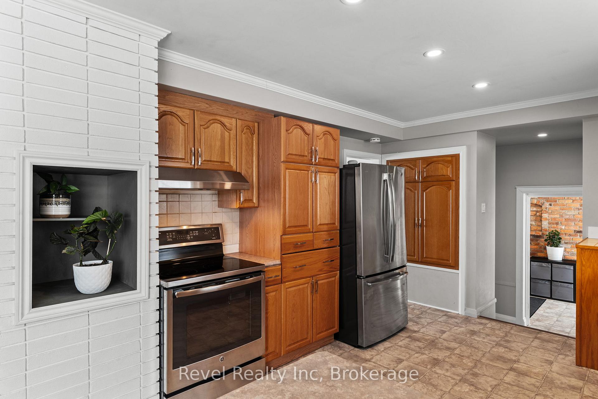 Photo 3 of 21 John Street, Springwater, Elmvale — HOMEH