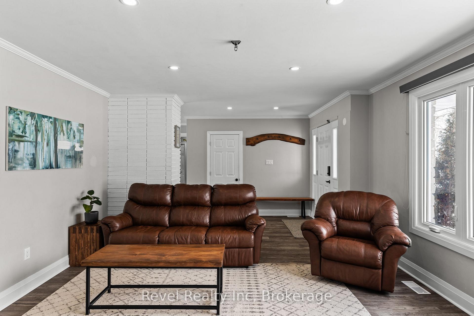 Photo 7 of 21 John Street, Springwater, Elmvale — HOMEH