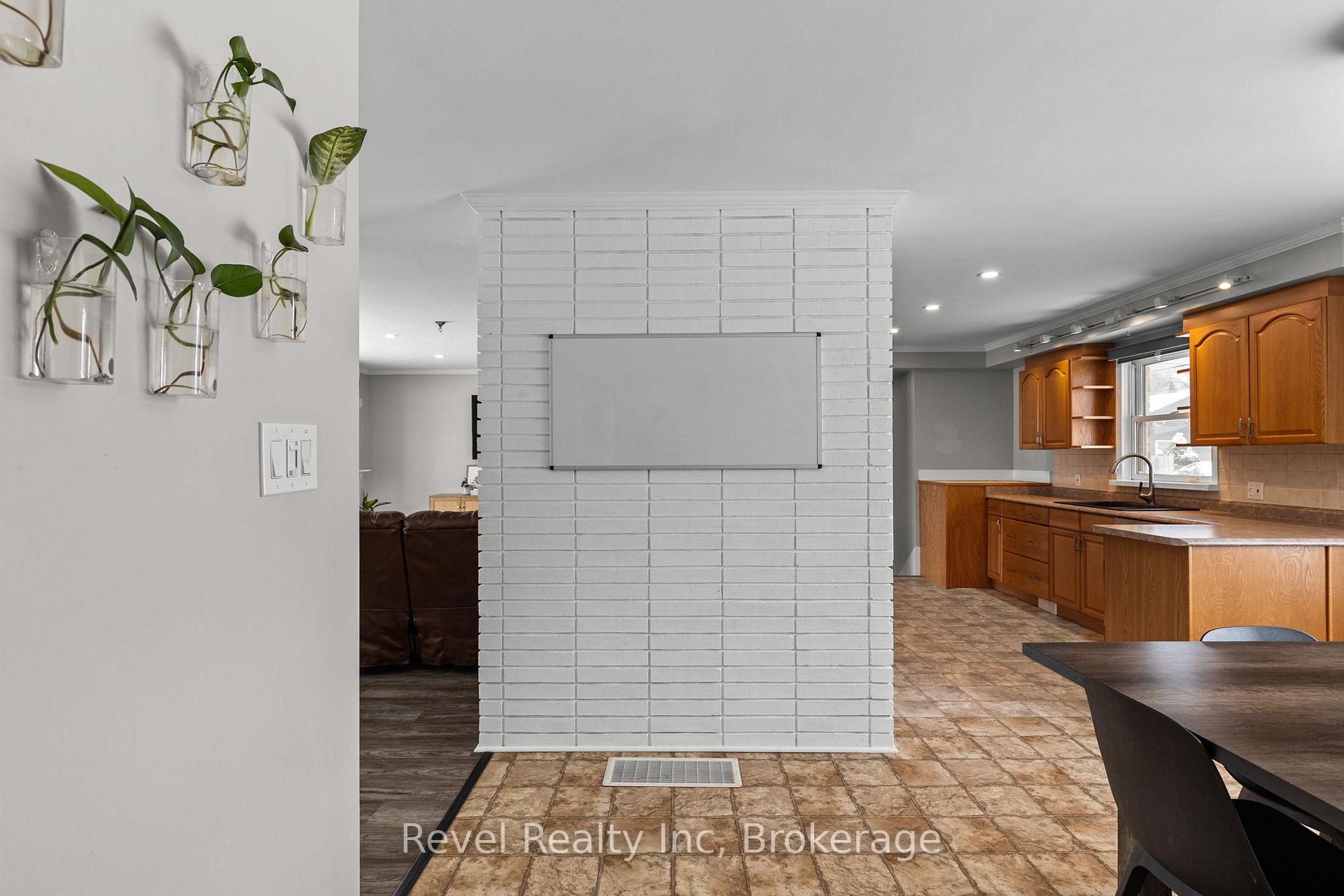 Photo 11 of 21 John Street, Springwater, Elmvale — HOMEH