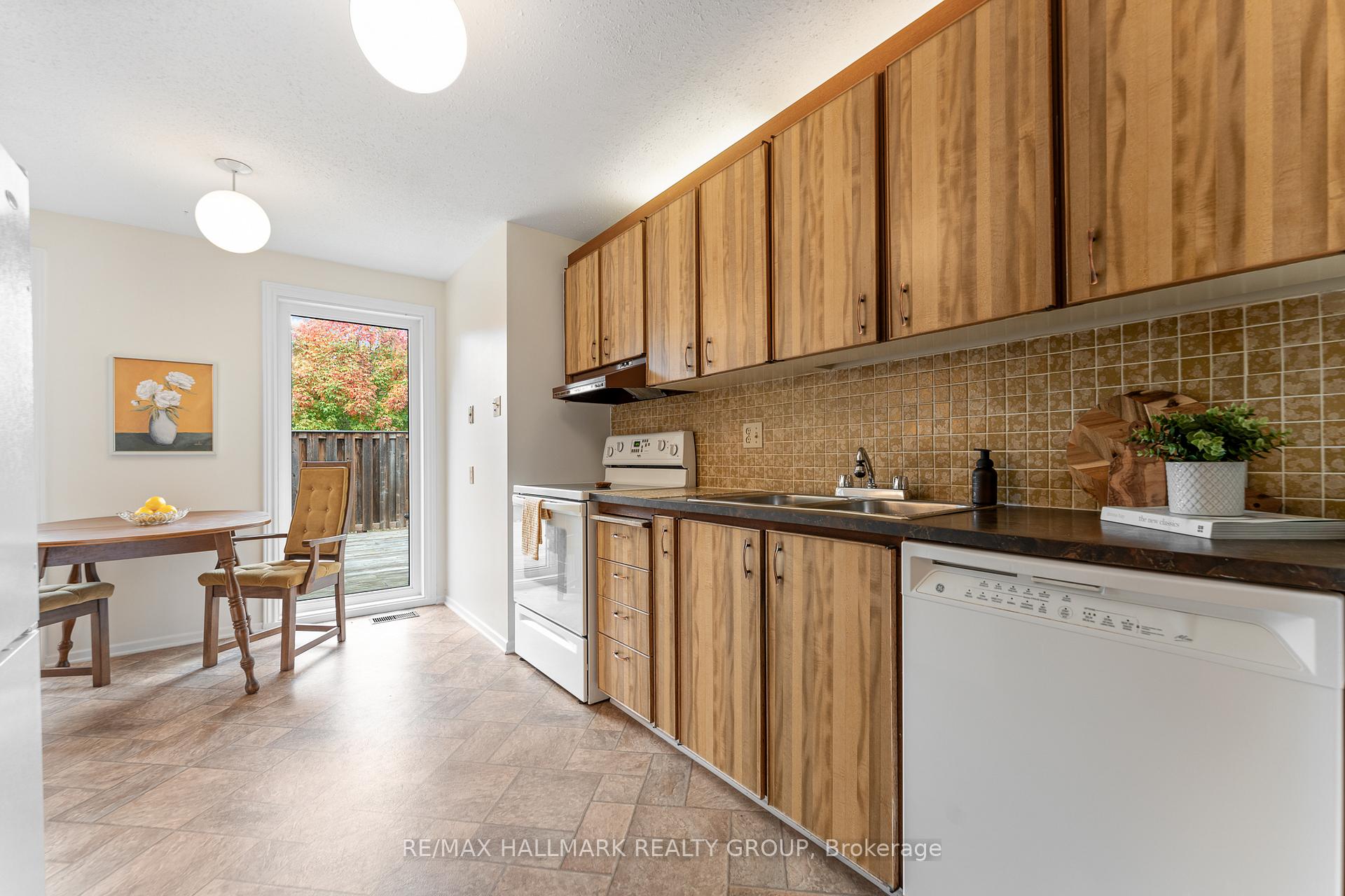 Photo 5 of 1075 Avignon Court, Ottawa, Orleans Wood — HOMEH