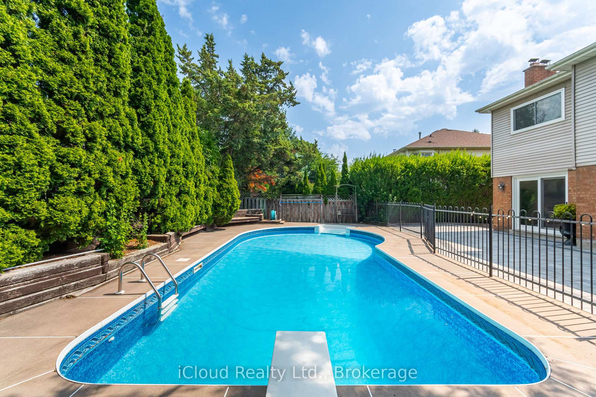 Photo 17 of 4 Fifewood Crescent, Whitby, Pringle Creek — HOMEH