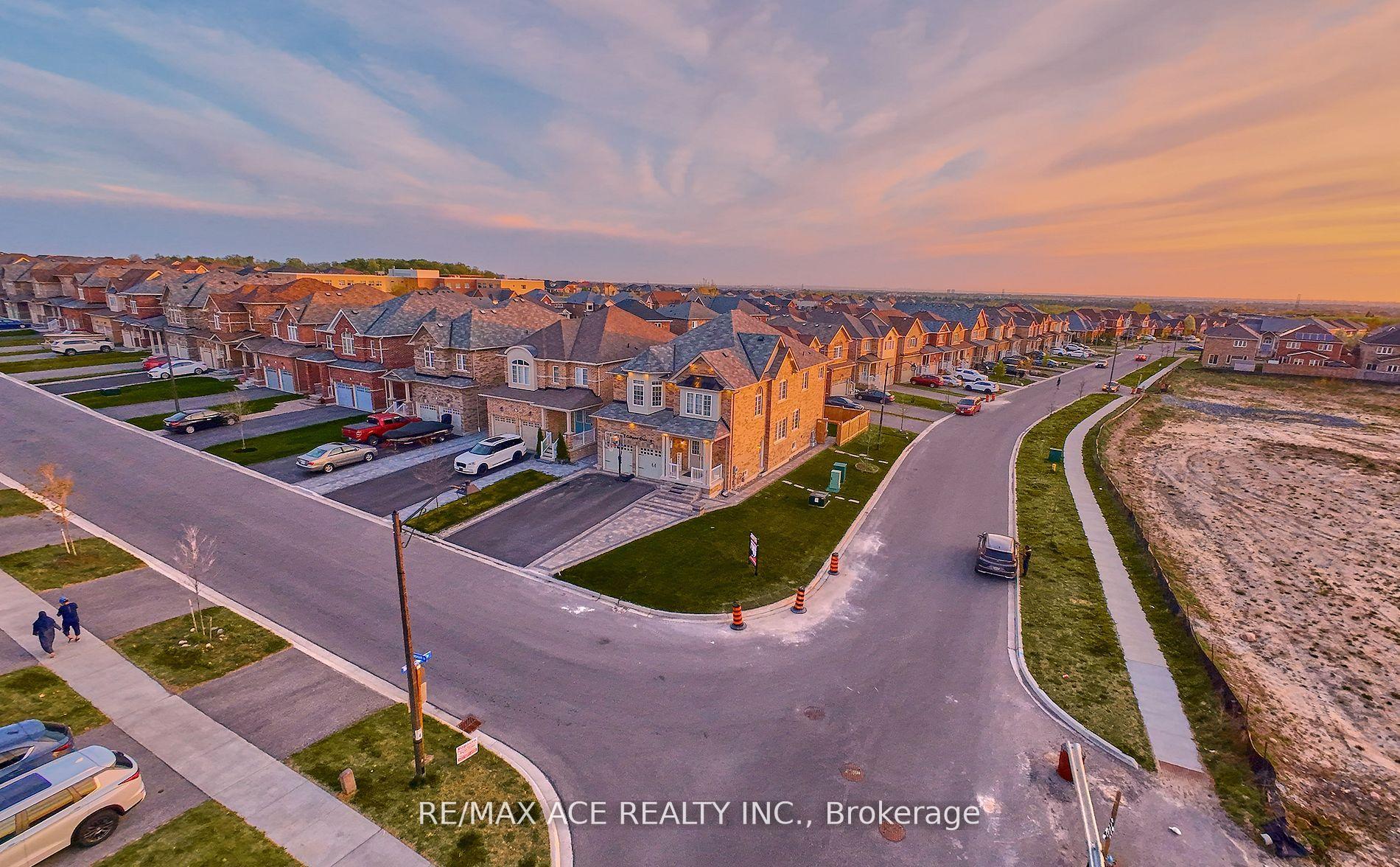Photo 3 of 1912 Castlepoint Drive, Oshawa, Taunton — HOMEH