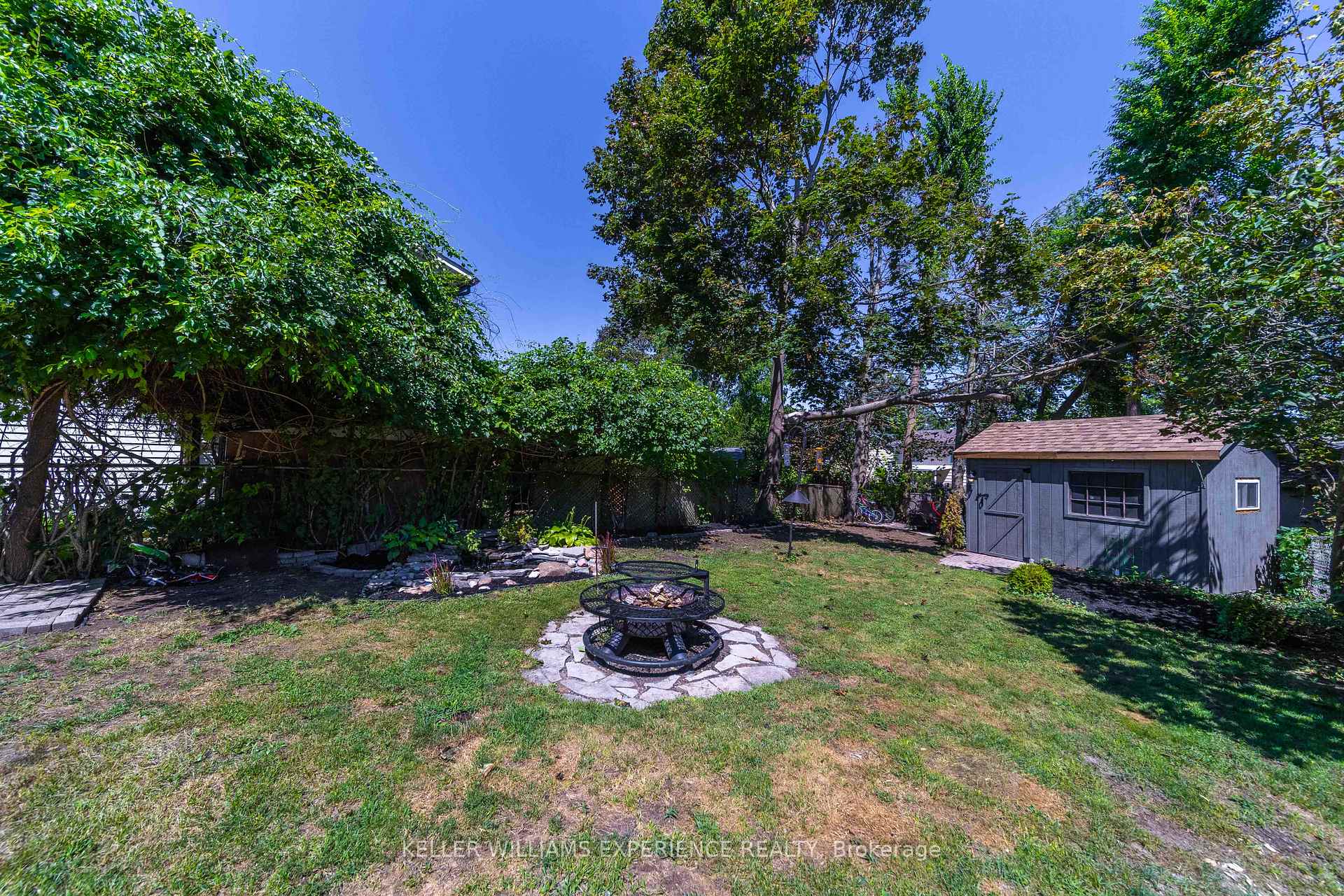 Photo 11 of 23 Wilde Place, Barrie, Letitia Heights — HOMEH