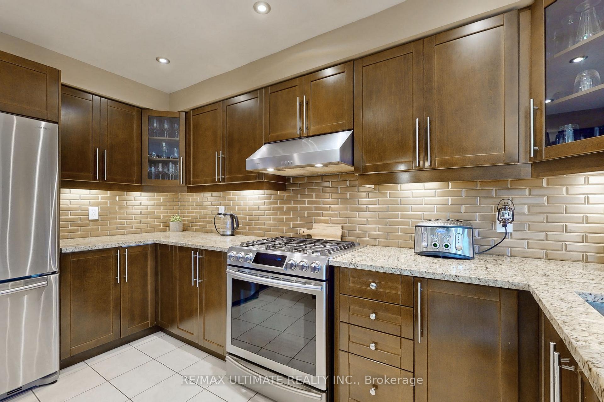 Photo 11 of 25 Winterberry Drive, Whitby, Rolling Acres — HOMEH