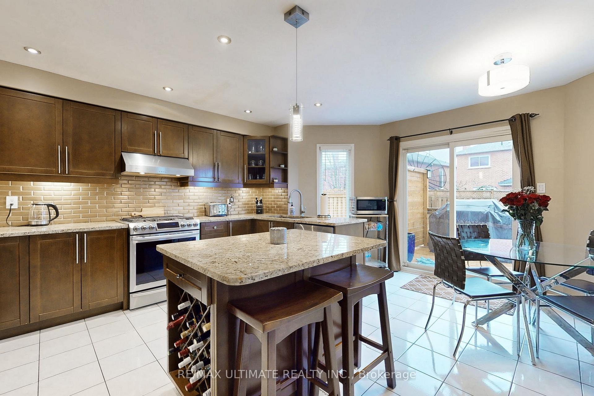 Photo 4 of 25 Winterberry Drive, Whitby, Rolling Acres — HOMEH