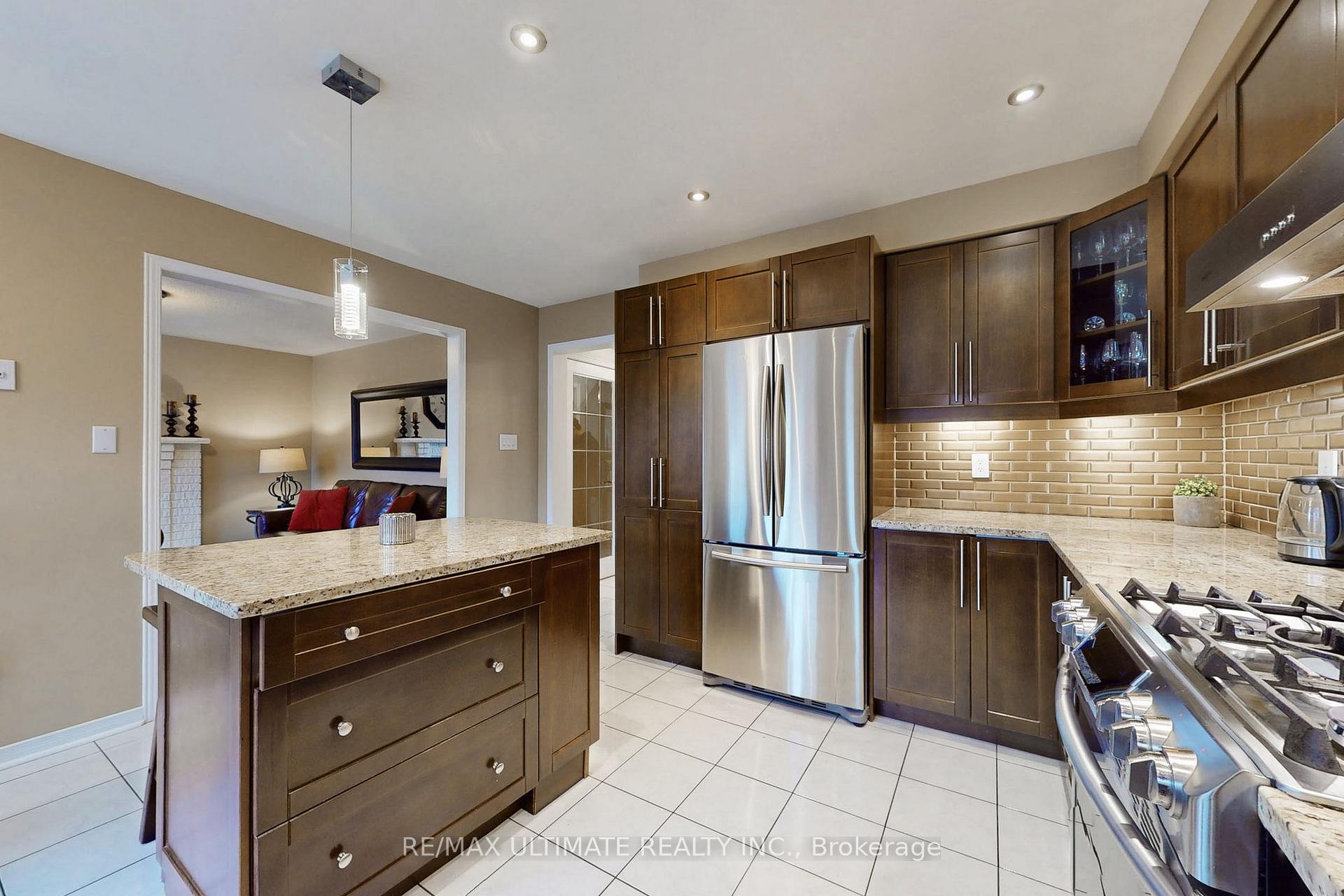 Photo 12 of 25 Winterberry Drive, Whitby, Rolling Acres — HOMEH