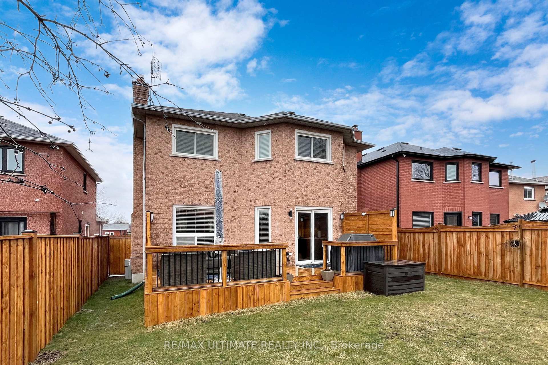 Photo 10 of 25 Winterberry Drive, Whitby, Rolling Acres — HOMEH