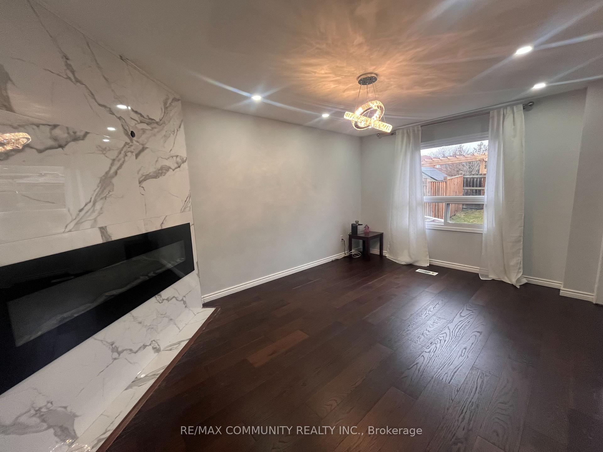 Photo 5 of 40 Furrow Drive, Whitby, Rolling Acres — HOMEH
