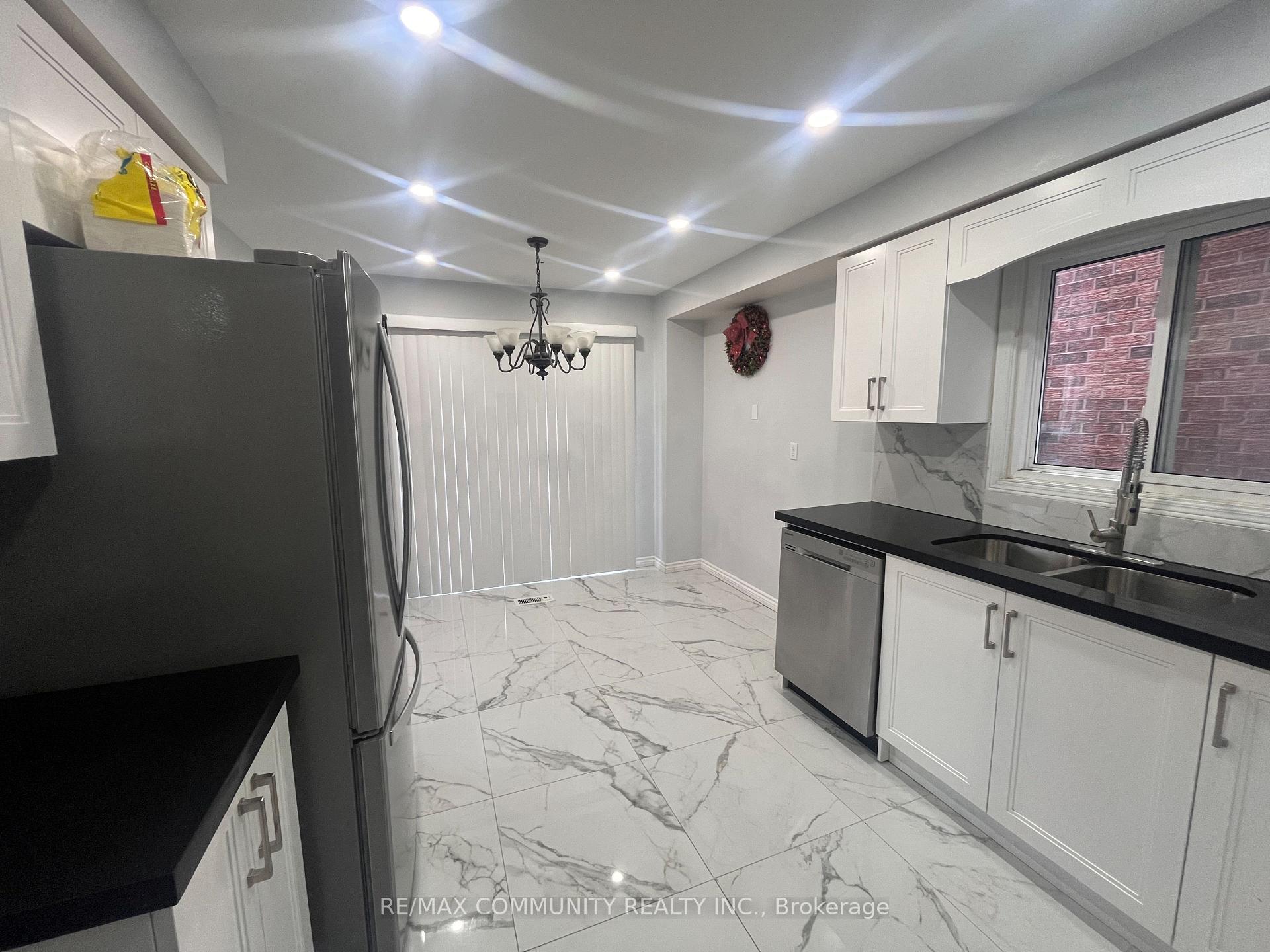 Photo 4 of 40 Furrow Drive, Whitby, Rolling Acres — HOMEH