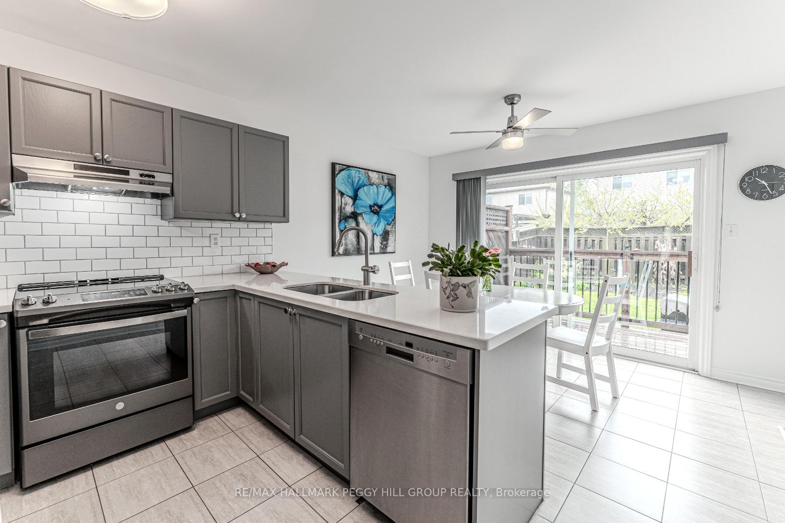 Photo 7 of 37 Osprey Ridge Road, Barrie, Little Lake — HOMEH