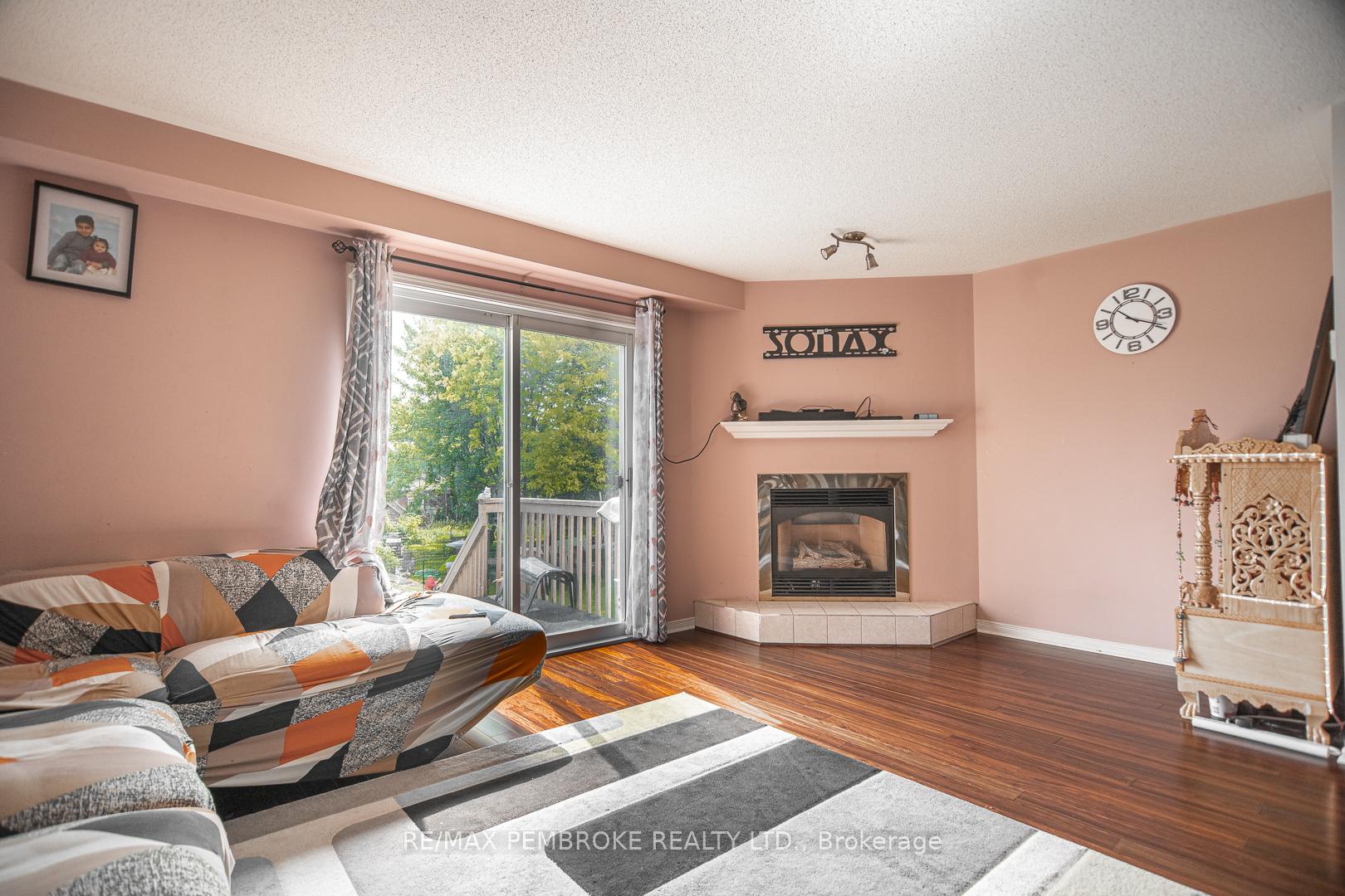 Photo 3 of 225 Willoughby Crescent, Pembroke — HOMEH