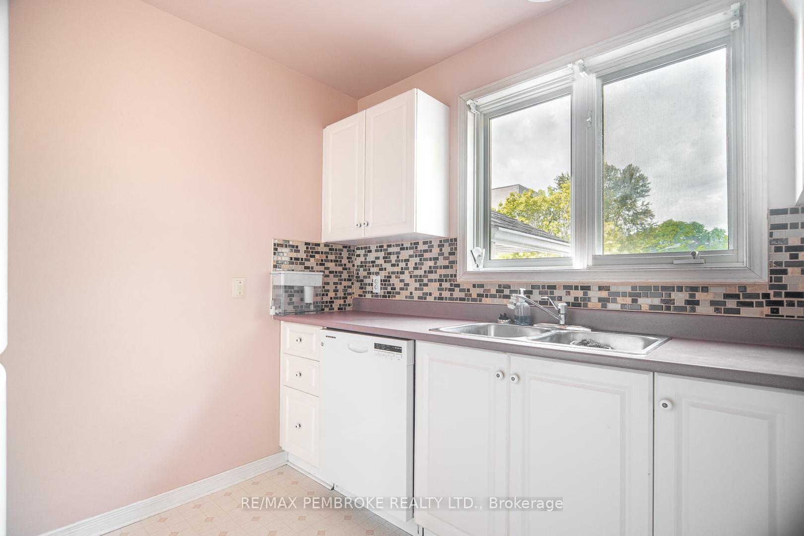 Photo 4 of 225 Willoughby Crescent, Pembroke — HOMEH