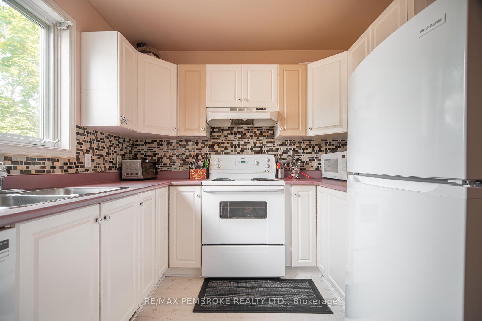 Photo 10 of 225 Willoughby Crescent, Pembroke — HOMEH