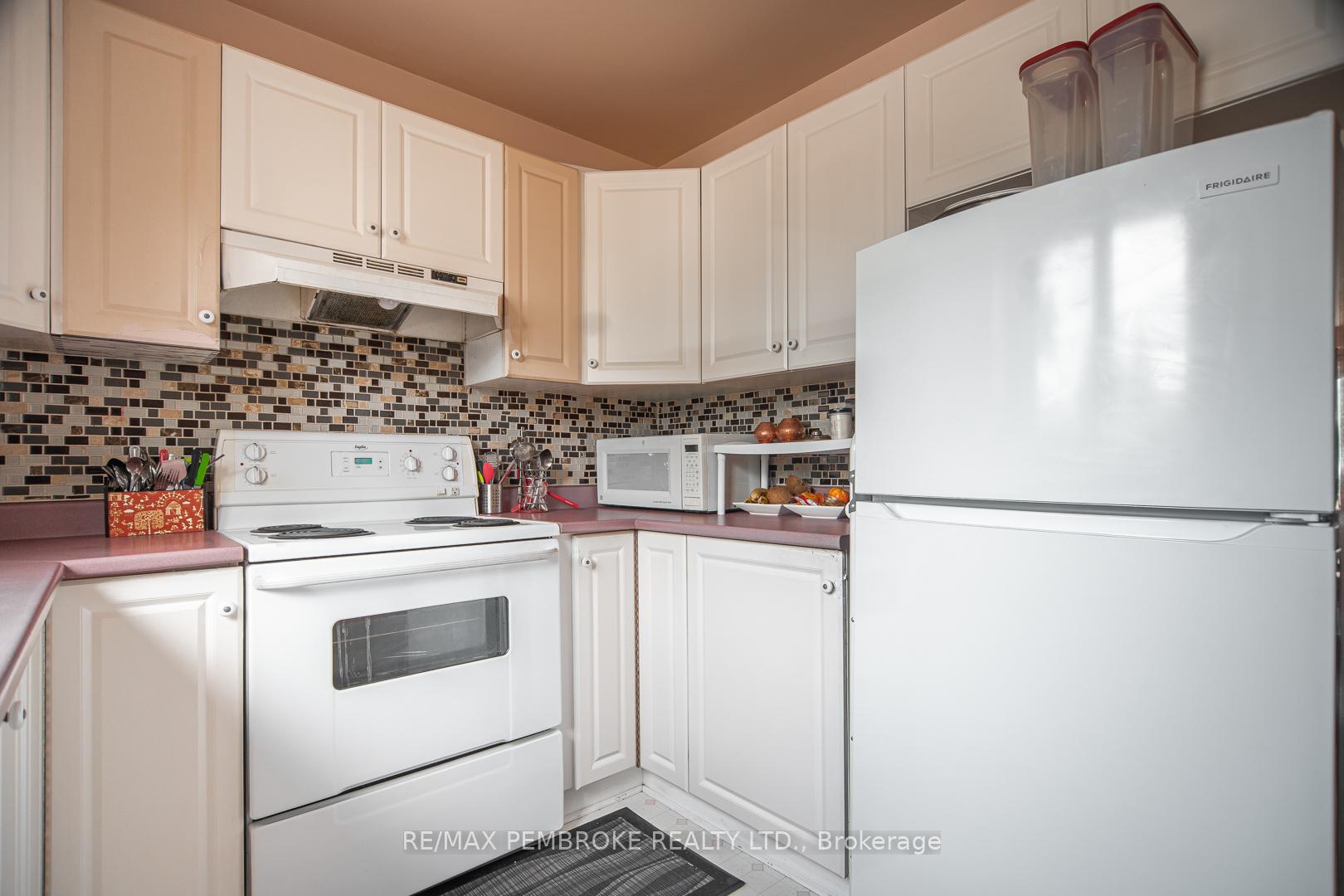 Photo 14 of 225 Willoughby Crescent, Pembroke — HOMEH