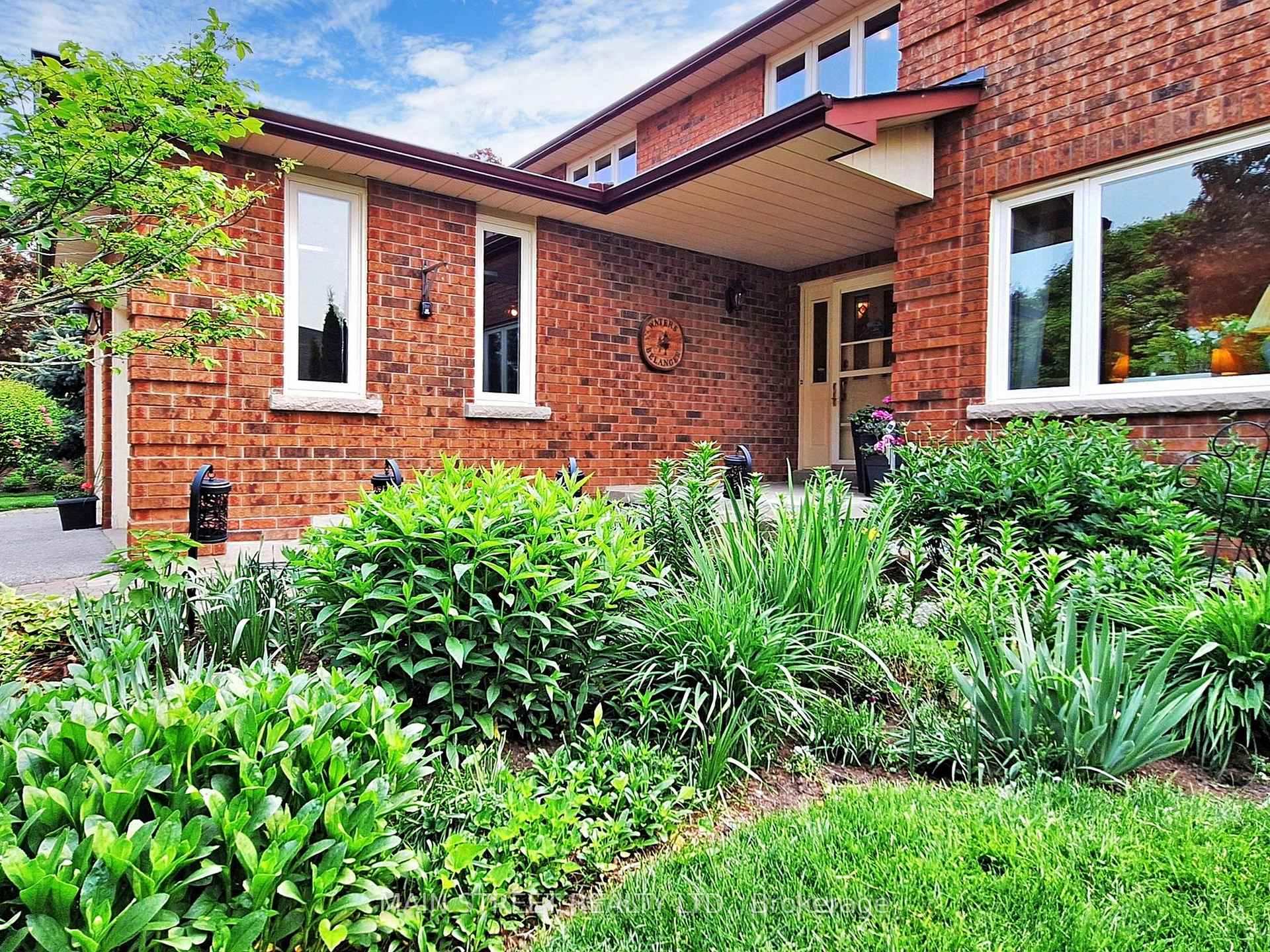 Photo 4 of 28 Munro Crescent, Uxbridge — HOMEH