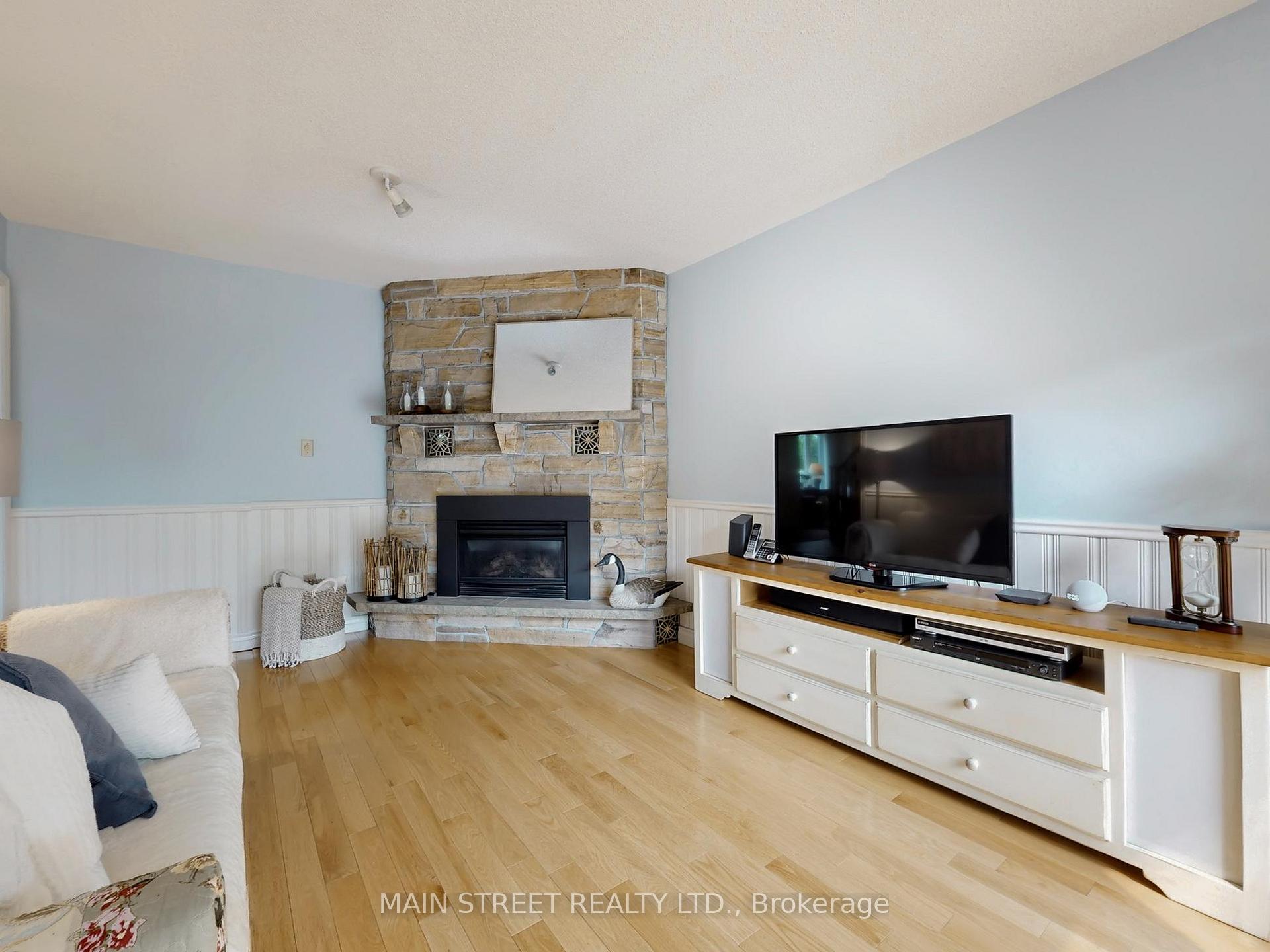 Photo 12 of 28 Munro Crescent, Uxbridge — HOMEH