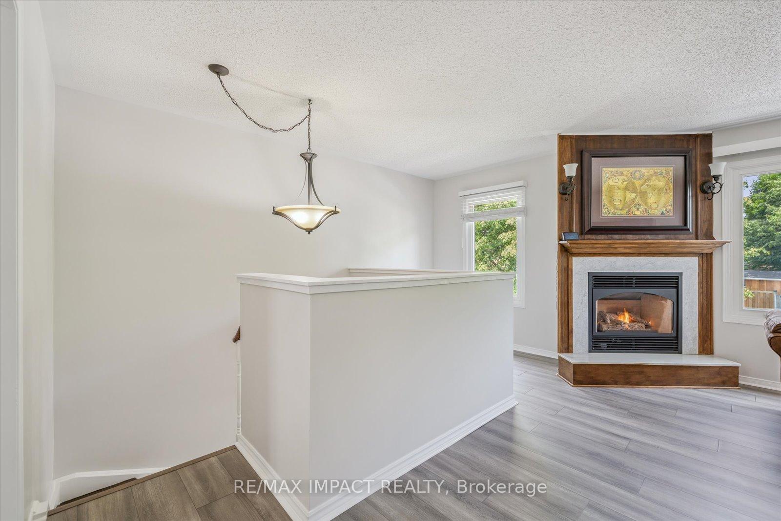 Photo 2 of 7 Farncomb Crescent, Clarington, Bowmanville — HOMEH