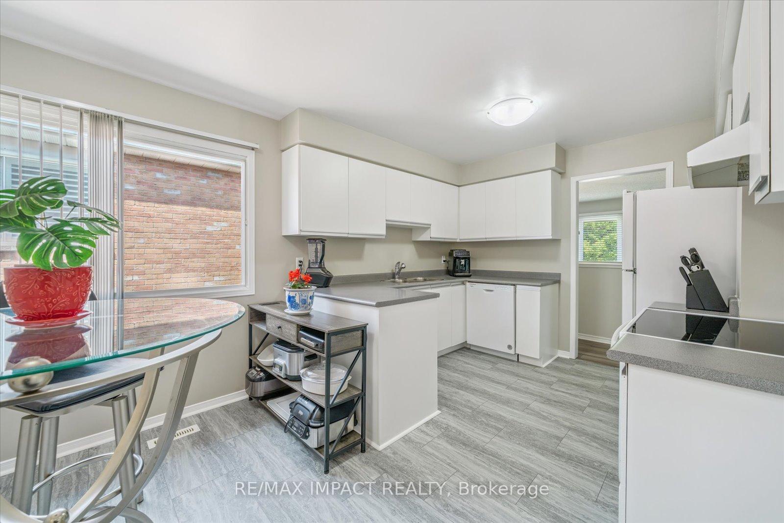 Photo 5 of 7 Farncomb Crescent, Clarington, Bowmanville — HOMEH