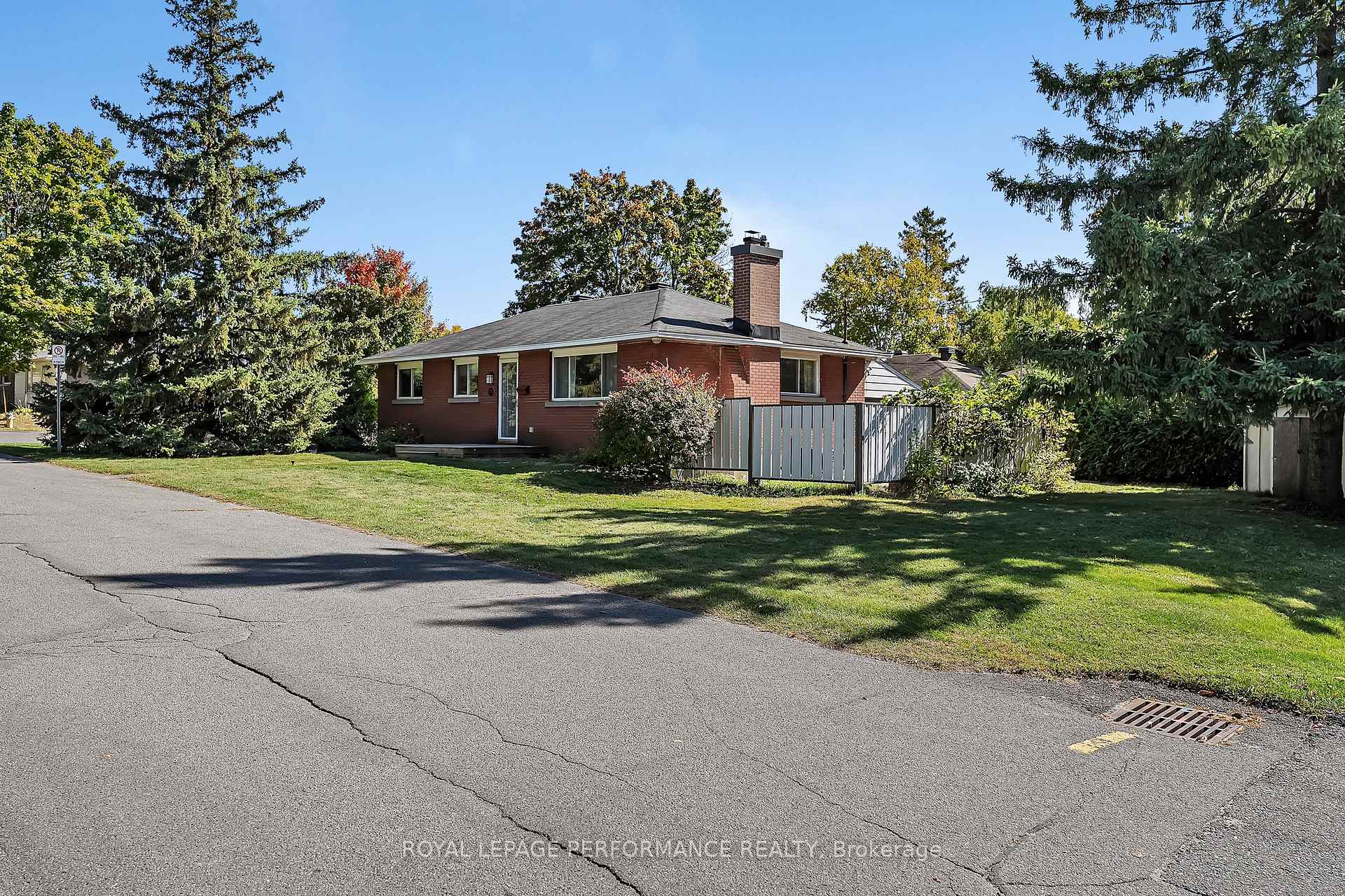 Photo 2 of 890 Bermuda Avenue, Ottawa, Overbrook/Castle Heights — HOMEH